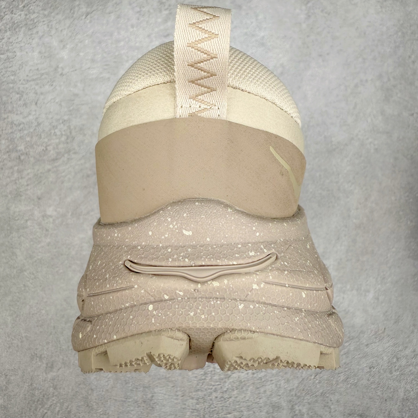 图片[8]-HOKA ONE ONE Tor Summit TP 舒适百搭防滑耐磨低帮跑步鞋 HOKA ONE ONE是来自美国的跑步鞋知名品牌，创立于2009年，始终致力于为所有跑者提供更新、更好的跑步装备。相比常规跑鞋，HOKA ONE ONE特别研发使用性能独特的几何形跑鞋中底，此种鞋底更厚、更高、回弹性也更好，除了卓越的缓冲性能，它还能为各种阶段的跑者带来更具动感、更加稳定的跑步体验。HOKAONE ONE从设计之初就清楚意识到，要保证跑者步幅的均匀一致，双脚自然而然的运动至关重要。实拍调校N版已经零色差零失真 百分百还原实物色彩所见即所得 不存在货不对板色差等低级问题 选购参考实物拍摄 不混卖不参货 只用心做好货严格选品 承诺混一赔十 尺码：36 36.5 37.5 38 38.5 39 40 40.5 41 42 42.5 43 44 44.5 45-选品中心