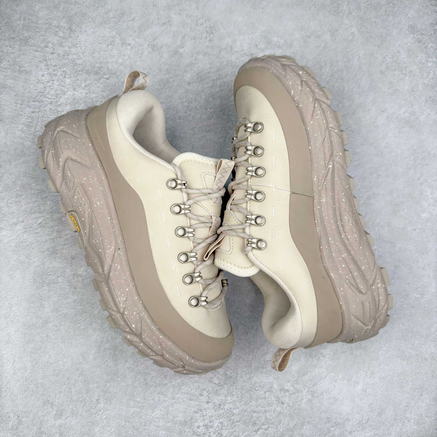 图片[3]-HOKA ONE ONE Tor Summit TP 舒适百搭防滑耐磨低帮跑步鞋 HOKA ONE ONE是来自美国的跑步鞋知名品牌，创立于2009年，始终致力于为所有跑者提供更新、更好的跑步装备。相比常规跑鞋，HOKA ONE ONE特别研发使用性能独特的几何形跑鞋中底，此种鞋底更厚、更高、回弹性也更好，除了卓越的缓冲性能，它还能为各种阶段的跑者带来更具动感、更加稳定的跑步体验。HOKAONE ONE从设计之初就清楚意识到，要保证跑者步幅的均匀一致，双脚自然而然的运动至关重要。实拍调校N版已经零色差零失真 百分百还原实物色彩所见即所得 不存在货不对板色差等低级问题 选购参考实物拍摄 不混卖不参货 只用心做好货严格选品 承诺混一赔十 尺码：36 36.5 37.5 38 38.5 39 40 40.5 41 42 42.5 43 44 44.5 45-选品中心