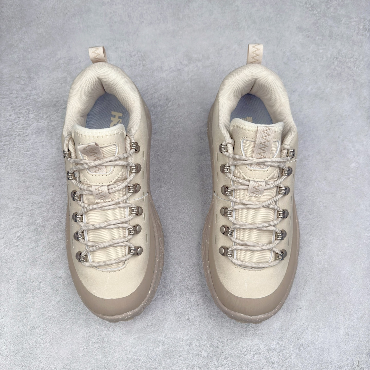 图片[2]-HOKA ONE ONE Tor Summit TP 舒适百搭防滑耐磨低帮跑步鞋 HOKA ONE ONE是来自美国的跑步鞋知名品牌，创立于2009年，始终致力于为所有跑者提供更新、更好的跑步装备。相比常规跑鞋，HOKA ONE ONE特别研发使用性能独特的几何形跑鞋中底，此种鞋底更厚、更高、回弹性也更好，除了卓越的缓冲性能，它还能为各种阶段的跑者带来更具动感、更加稳定的跑步体验。HOKAONE ONE从设计之初就清楚意识到，要保证跑者步幅的均匀一致，双脚自然而然的运动至关重要。实拍调校N版已经零色差零失真 百分百还原实物色彩所见即所得 不存在货不对板色差等低级问题 选购参考实物拍摄 不混卖不参货 只用心做好货严格选品 承诺混一赔十 尺码：36 36.5 37.5 38 38.5 39 40 40.5 41 42 42.5 43 44 44.5 45-选品中心