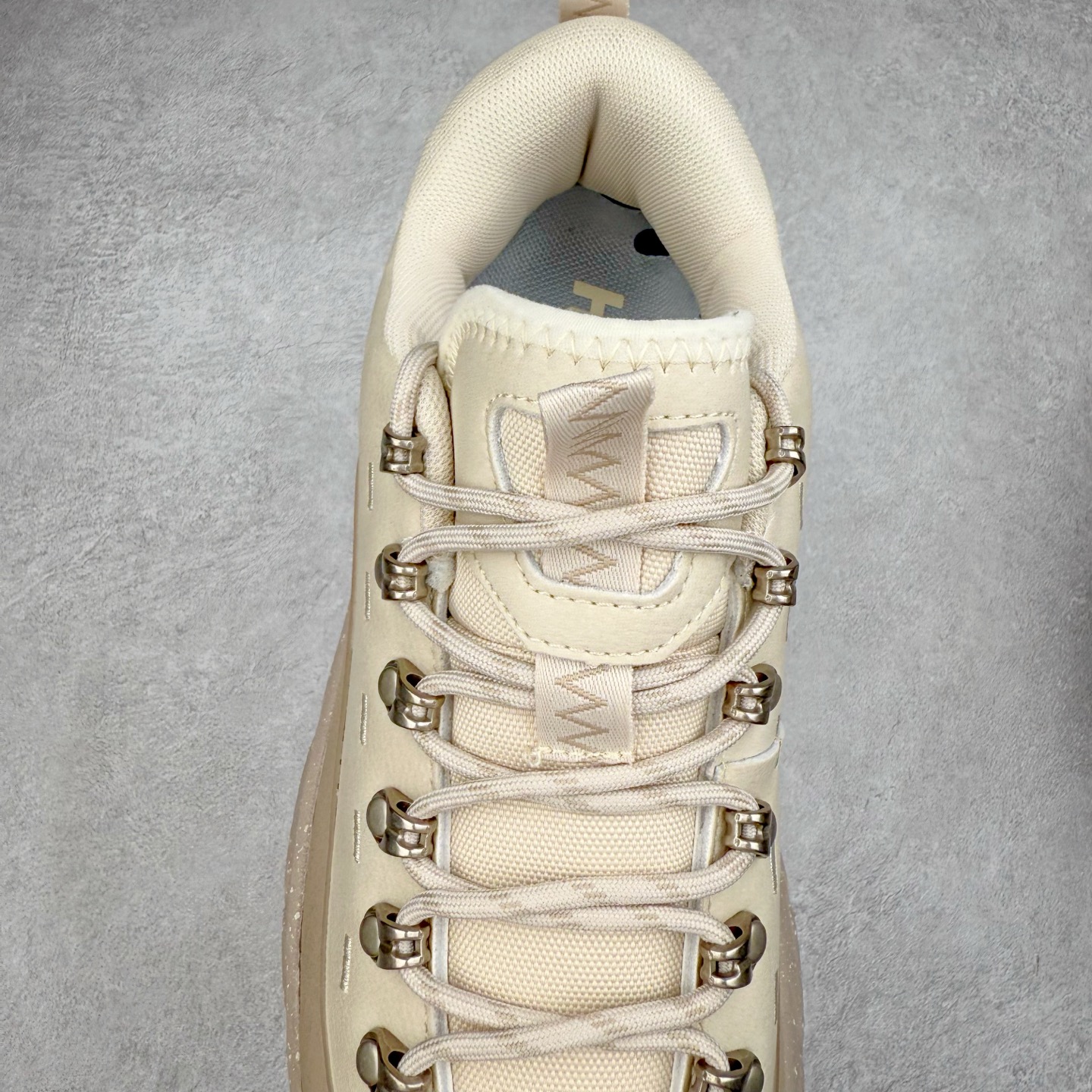 图片[5]-HOKA ONE ONE Tor Summit TP 舒适百搭防滑耐磨低帮跑步鞋 HOKA ONE ONE是来自美国的跑步鞋知名品牌，创立于2009年，始终致力于为所有跑者提供更新、更好的跑步装备。相比常规跑鞋，HOKA ONE ONE特别研发使用性能独特的几何形跑鞋中底，此种鞋底更厚、更高、回弹性也更好，除了卓越的缓冲性能，它还能为各种阶段的跑者带来更具动感、更加稳定的跑步体验。HOKAONE ONE从设计之初就清楚意识到，要保证跑者步幅的均匀一致，双脚自然而然的运动至关重要。实拍调校N版已经零色差零失真 百分百还原实物色彩所见即所得 不存在货不对板色差等低级问题 选购参考实物拍摄 不混卖不参货 只用心做好货严格选品 承诺混一赔十 尺码：36 36.5 37.5 38 38.5 39 40 40.5 41 42 42.5 43 44 44.5 45-选品中心