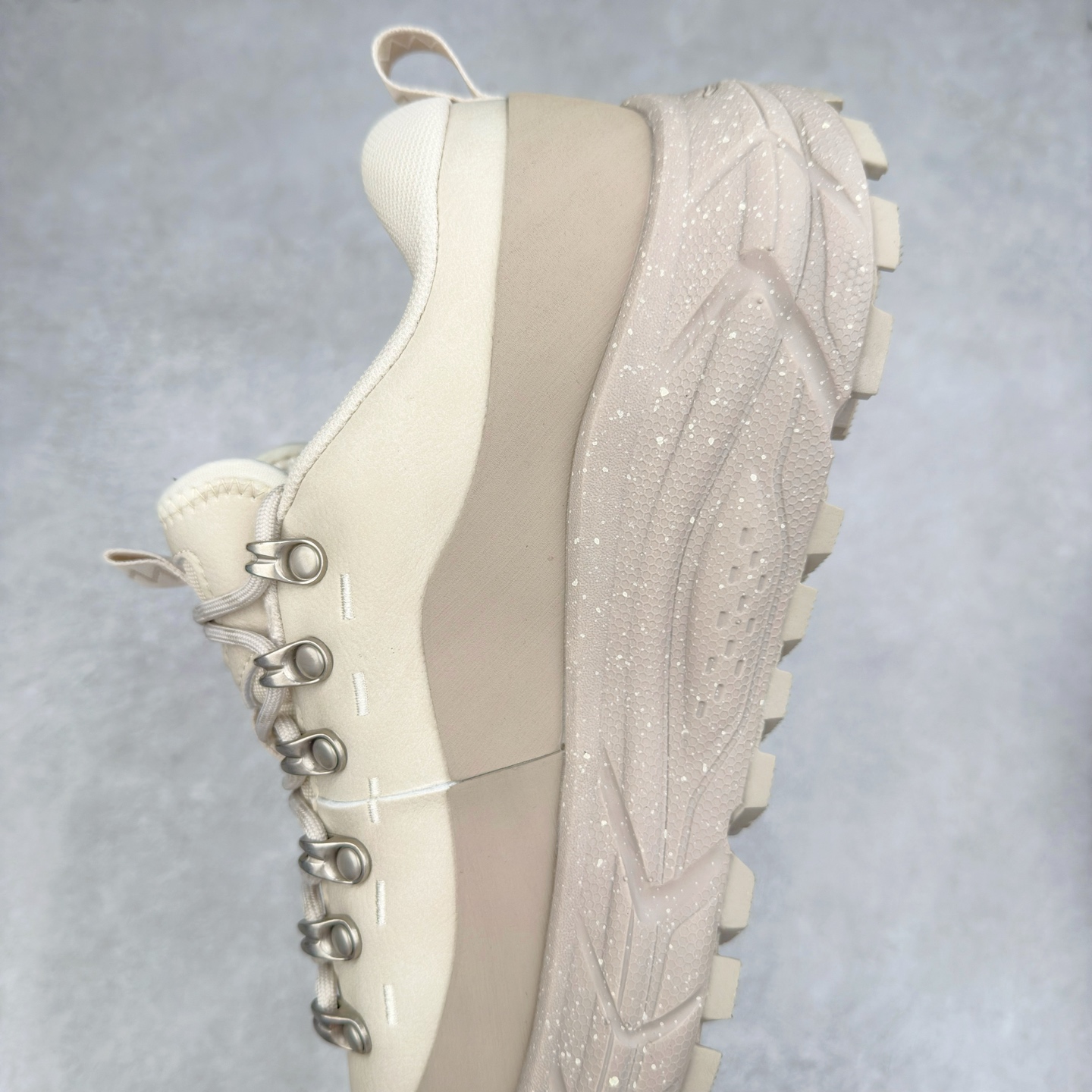 图片[7]-HOKA ONE ONE Tor Summit TP 舒适百搭防滑耐磨低帮跑步鞋 HOKA ONE ONE是来自美国的跑步鞋知名品牌，创立于2009年，始终致力于为所有跑者提供更新、更好的跑步装备。相比常规跑鞋，HOKA ONE ONE特别研发使用性能独特的几何形跑鞋中底，此种鞋底更厚、更高、回弹性也更好，除了卓越的缓冲性能，它还能为各种阶段的跑者带来更具动感、更加稳定的跑步体验。HOKAONE ONE从设计之初就清楚意识到，要保证跑者步幅的均匀一致，双脚自然而然的运动至关重要。实拍调校N版已经零色差零失真 百分百还原实物色彩所见即所得 不存在货不对板色差等低级问题 选购参考实物拍摄 不混卖不参货 只用心做好货严格选品 承诺混一赔十 尺码：36 36.5 37.5 38 38.5 39 40 40.5 41 42 42.5 43 44 44.5 45-选品中心