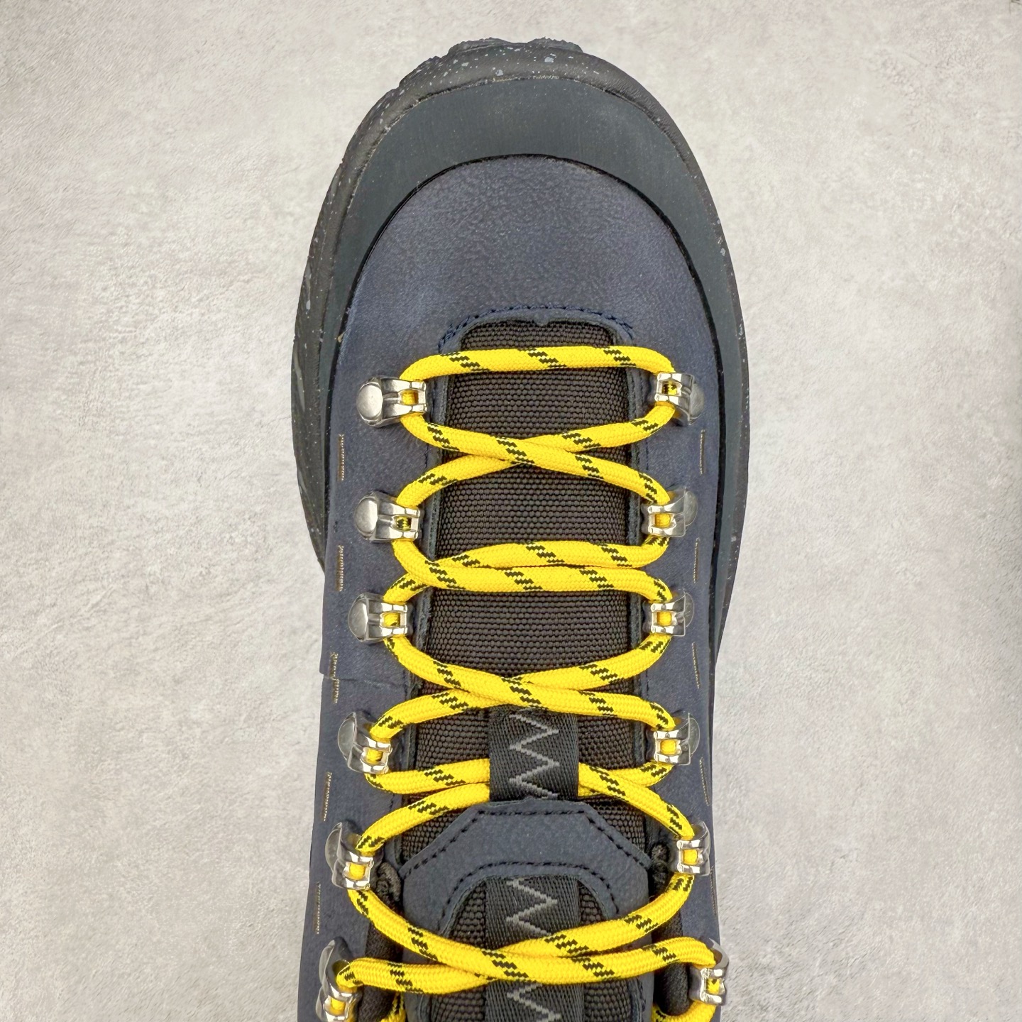 图片[4]-HOKA ONE ONE Tor Summit TP 舒适百搭防滑耐磨低帮跑步鞋 HOKA ONE ONE是来自美国的跑步鞋知名品牌，创立于2009年，始终致力于为所有跑者提供更新、更好的跑步装备。相比常规跑鞋，HOKA ONE ONE特别研发使用性能独特的几何形跑鞋中底，此种鞋底更厚、更高、回弹性也更好，除了卓越的缓冲性能，它还能为各种阶段的跑者带来更具动感、更加稳定的跑步体验。HOKAONE ONE从设计之初就清楚意识到，要保证跑者步幅的均匀一致，双脚自然而然的运动至关重要。实拍调校N版已经零色差零失真 百分百还原实物色彩所见即所得 不存在货不对板色差等低级问题 选购参考实物拍摄 不混卖不参货 只用心做好货严格选品 承诺混一赔十 尺码：36 36.5 37.5 38 38.5 39 40 40.5 41 42 42.5 43 44 44.5 45-选品中心