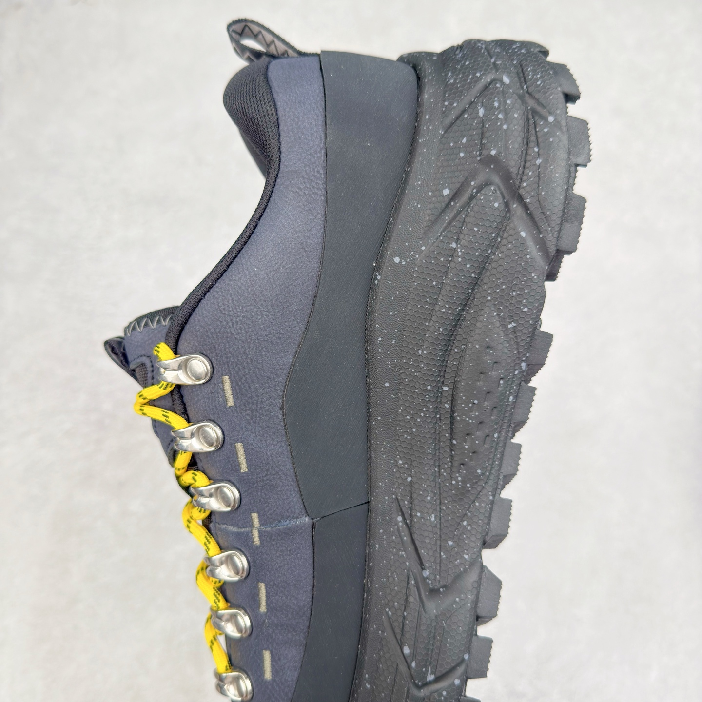 图片[7]-HOKA ONE ONE Tor Summit TP 舒适百搭防滑耐磨低帮跑步鞋 HOKA ONE ONE是来自美国的跑步鞋知名品牌，创立于2009年，始终致力于为所有跑者提供更新、更好的跑步装备。相比常规跑鞋，HOKA ONE ONE特别研发使用性能独特的几何形跑鞋中底，此种鞋底更厚、更高、回弹性也更好，除了卓越的缓冲性能，它还能为各种阶段的跑者带来更具动感、更加稳定的跑步体验。HOKAONE ONE从设计之初就清楚意识到，要保证跑者步幅的均匀一致，双脚自然而然的运动至关重要。实拍调校N版已经零色差零失真 百分百还原实物色彩所见即所得 不存在货不对板色差等低级问题 选购参考实物拍摄 不混卖不参货 只用心做好货严格选品 承诺混一赔十 尺码：36 36.5 37.5 38 38.5 39 40 40.5 41 42 42.5 43 44 44.5 45-选品中心