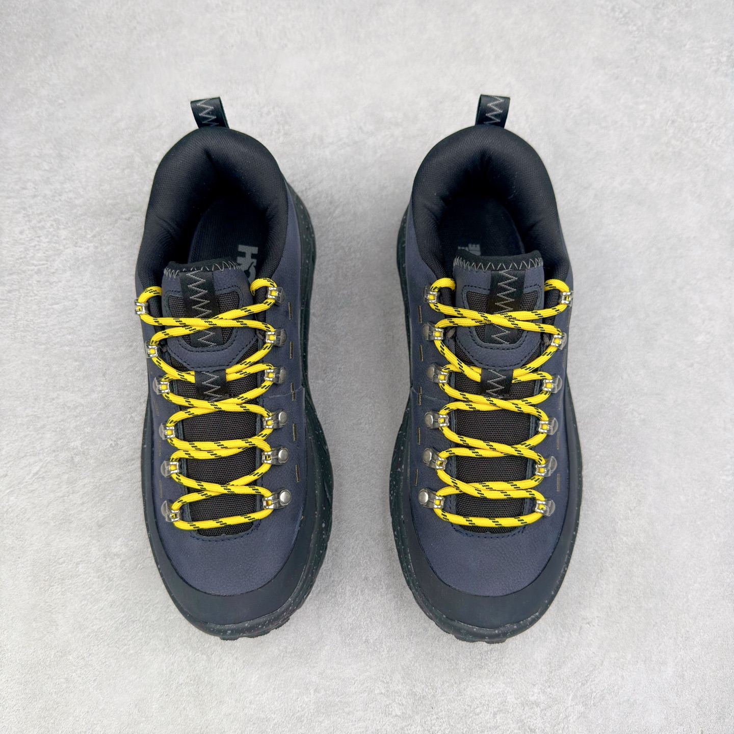 图片[2]-HOKA ONE ONE Tor Summit TP 舒适百搭防滑耐磨低帮跑步鞋 HOKA ONE ONE是来自美国的跑步鞋知名品牌，创立于2009年，始终致力于为所有跑者提供更新、更好的跑步装备。相比常规跑鞋，HOKA ONE ONE特别研发使用性能独特的几何形跑鞋中底，此种鞋底更厚、更高、回弹性也更好，除了卓越的缓冲性能，它还能为各种阶段的跑者带来更具动感、更加稳定的跑步体验。HOKAONE ONE从设计之初就清楚意识到，要保证跑者步幅的均匀一致，双脚自然而然的运动至关重要。实拍调校N版已经零色差零失真 百分百还原实物色彩所见即所得 不存在货不对板色差等低级问题 选购参考实物拍摄 不混卖不参货 只用心做好货严格选品 承诺混一赔十 尺码：36 36.5 37.5 38 38.5 39 40 40.5 41 42 42.5 43 44 44.5 45-选品中心