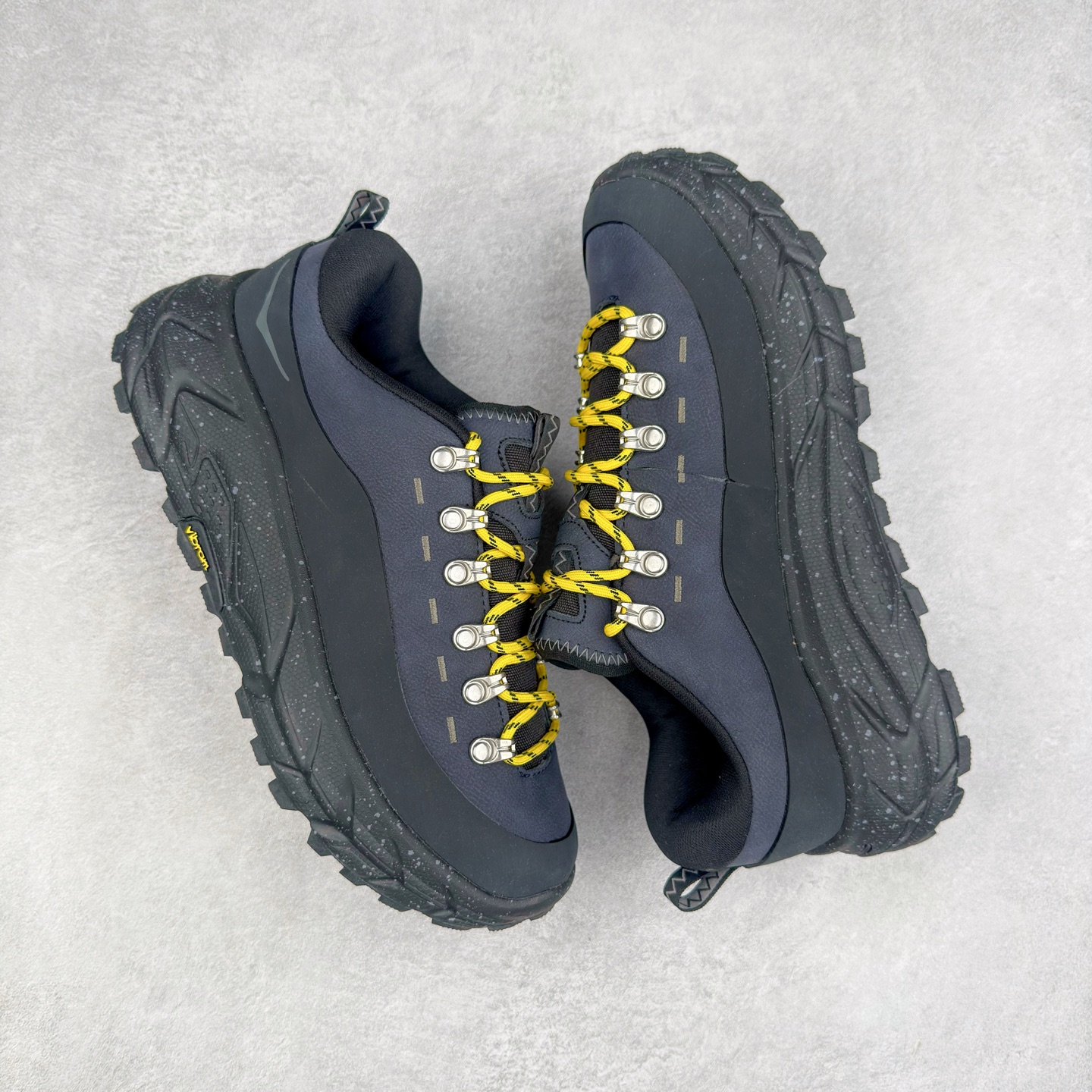 图片[3]-HOKA ONE ONE Tor Summit TP 舒适百搭防滑耐磨低帮跑步鞋 HOKA ONE ONE是来自美国的跑步鞋知名品牌，创立于2009年，始终致力于为所有跑者提供更新、更好的跑步装备。相比常规跑鞋，HOKA ONE ONE特别研发使用性能独特的几何形跑鞋中底，此种鞋底更厚、更高、回弹性也更好，除了卓越的缓冲性能，它还能为各种阶段的跑者带来更具动感、更加稳定的跑步体验。HOKAONE ONE从设计之初就清楚意识到，要保证跑者步幅的均匀一致，双脚自然而然的运动至关重要。实拍调校N版已经零色差零失真 百分百还原实物色彩所见即所得 不存在货不对板色差等低级问题 选购参考实物拍摄 不混卖不参货 只用心做好货严格选品 承诺混一赔十 尺码：36 36.5 37.5 38 38.5 39 40 40.5 41 42 42.5 43 44 44.5 45-选品中心