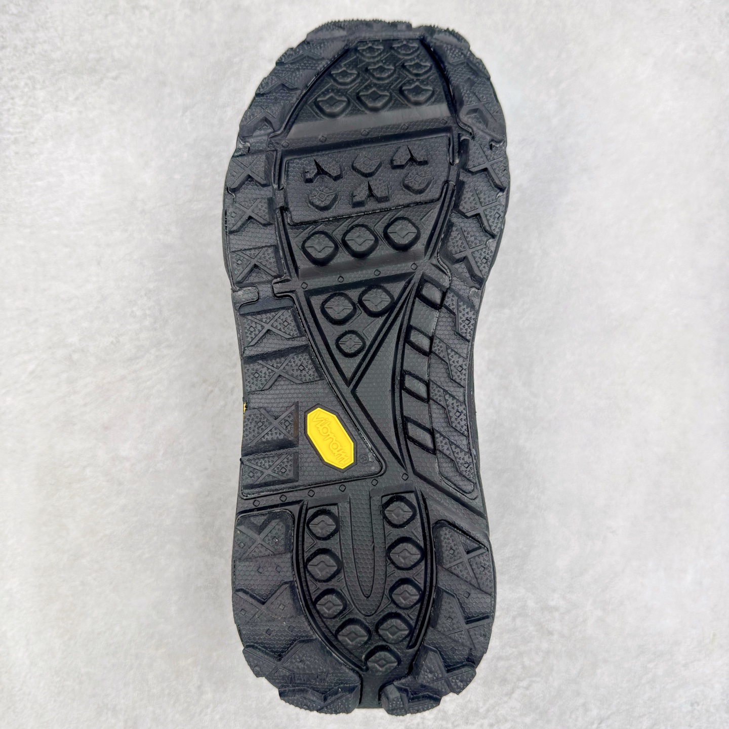 图片[9]-HOKA ONE ONE Tor Summit TP 舒适百搭防滑耐磨低帮跑步鞋 HOKA ONE ONE是来自美国的跑步鞋知名品牌，创立于2009年，始终致力于为所有跑者提供更新、更好的跑步装备。相比常规跑鞋，HOKA ONE ONE特别研发使用性能独特的几何形跑鞋中底，此种鞋底更厚、更高、回弹性也更好，除了卓越的缓冲性能，它还能为各种阶段的跑者带来更具动感、更加稳定的跑步体验。HOKAONE ONE从设计之初就清楚意识到，要保证跑者步幅的均匀一致，双脚自然而然的运动至关重要。实拍调校N版已经零色差零失真 百分百还原实物色彩所见即所得 不存在货不对板色差等低级问题 选购参考实物拍摄 不混卖不参货 只用心做好货严格选品 承诺混一赔十 尺码：36 36.5 37.5 38 38.5 39 40 40.5 41 42 42.5 43 44 44.5 45-选品中心