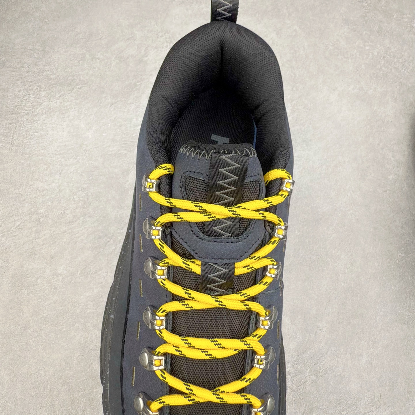 图片[5]-HOKA ONE ONE Tor Summit TP 舒适百搭防滑耐磨低帮跑步鞋 HOKA ONE ONE是来自美国的跑步鞋知名品牌，创立于2009年，始终致力于为所有跑者提供更新、更好的跑步装备。相比常规跑鞋，HOKA ONE ONE特别研发使用性能独特的几何形跑鞋中底，此种鞋底更厚、更高、回弹性也更好，除了卓越的缓冲性能，它还能为各种阶段的跑者带来更具动感、更加稳定的跑步体验。HOKAONE ONE从设计之初就清楚意识到，要保证跑者步幅的均匀一致，双脚自然而然的运动至关重要。实拍调校N版已经零色差零失真 百分百还原实物色彩所见即所得 不存在货不对板色差等低级问题 选购参考实物拍摄 不混卖不参货 只用心做好货严格选品 承诺混一赔十 尺码：36 36.5 37.5 38 38.5 39 40 40.5 41 42 42.5 43 44 44.5 45-选品中心