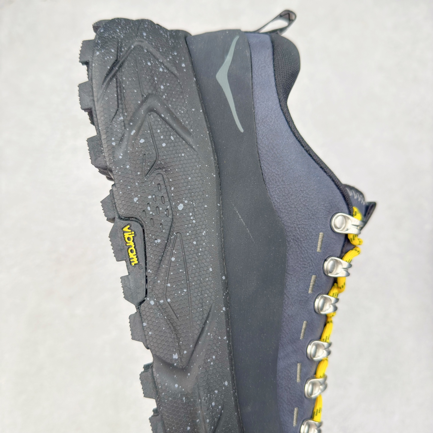 图片[6]-HOKA ONE ONE Tor Summit TP 舒适百搭防滑耐磨低帮跑步鞋 HOKA ONE ONE是来自美国的跑步鞋知名品牌，创立于2009年，始终致力于为所有跑者提供更新、更好的跑步装备。相比常规跑鞋，HOKA ONE ONE特别研发使用性能独特的几何形跑鞋中底，此种鞋底更厚、更高、回弹性也更好，除了卓越的缓冲性能，它还能为各种阶段的跑者带来更具动感、更加稳定的跑步体验。HOKAONE ONE从设计之初就清楚意识到，要保证跑者步幅的均匀一致，双脚自然而然的运动至关重要。实拍调校N版已经零色差零失真 百分百还原实物色彩所见即所得 不存在货不对板色差等低级问题 选购参考实物拍摄 不混卖不参货 只用心做好货严格选品 承诺混一赔十 尺码：36 36.5 37.5 38 38.5 39 40 40.5 41 42 42.5 43 44 44.5 45-选品中心