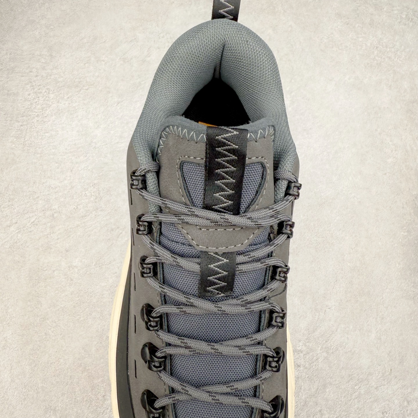 图片[5]-HOKA ONE ONE Tor Summit TP 舒适百搭防滑耐磨低帮跑步鞋 HOKA ONE ONE是来自美国的跑步鞋知名品牌，创立于2009年，始终致力于为所有跑者提供更新、更好的跑步装备。相比常规跑鞋，HOKA ONE ONE特别研发使用性能独特的几何形跑鞋中底，此种鞋底更厚、更高、回弹性也更好，除了卓越的缓冲性能，它还能为各种阶段的跑者带来更具动感、更加稳定的跑步体验。HOKAONE ONE从设计之初就清楚意识到，要保证跑者步幅的均匀一致，双脚自然而然的运动至关重要。实拍调校N版已经零色差零失真 百分百还原实物色彩所见即所得 不存在货不对板色差等低级问题 选购参考实物拍摄 不混卖不参货 只用心做好货严格选品 承诺混一赔十 尺码：36 36.5 37.5 38 38.5 39 40 40.5 41 42 42.5 43 44 44.5 45-选品中心