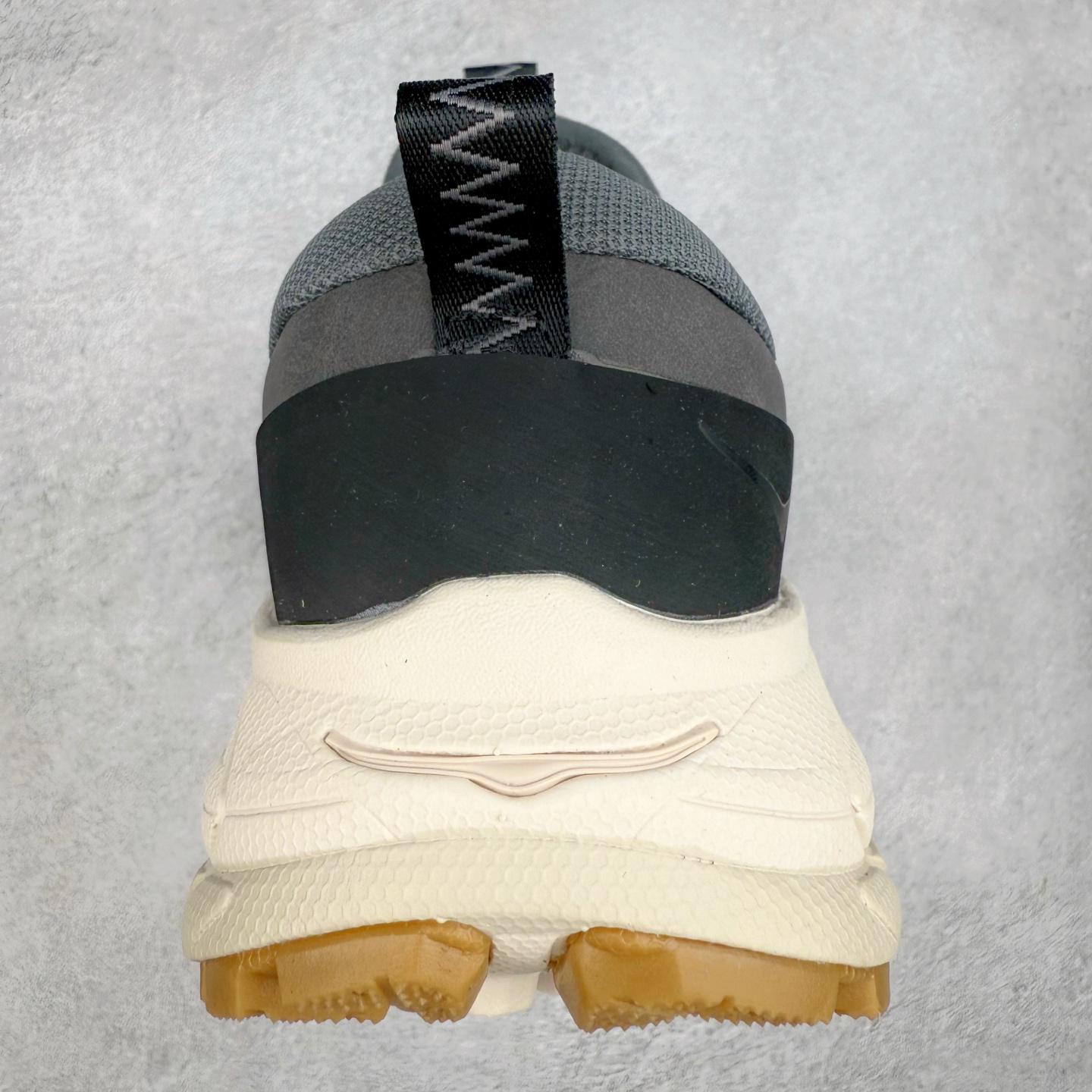 图片[8]-HOKA ONE ONE Tor Summit TP 舒适百搭防滑耐磨低帮跑步鞋 HOKA ONE ONE是来自美国的跑步鞋知名品牌，创立于2009年，始终致力于为所有跑者提供更新、更好的跑步装备。相比常规跑鞋，HOKA ONE ONE特别研发使用性能独特的几何形跑鞋中底，此种鞋底更厚、更高、回弹性也更好，除了卓越的缓冲性能，它还能为各种阶段的跑者带来更具动感、更加稳定的跑步体验。HOKAONE ONE从设计之初就清楚意识到，要保证跑者步幅的均匀一致，双脚自然而然的运动至关重要。实拍调校N版已经零色差零失真 百分百还原实物色彩所见即所得 不存在货不对板色差等低级问题 选购参考实物拍摄 不混卖不参货 只用心做好货严格选品 承诺混一赔十 尺码：36 36.5 37.5 38 38.5 39 40 40.5 41 42 42.5 43 44 44.5 45-选品中心