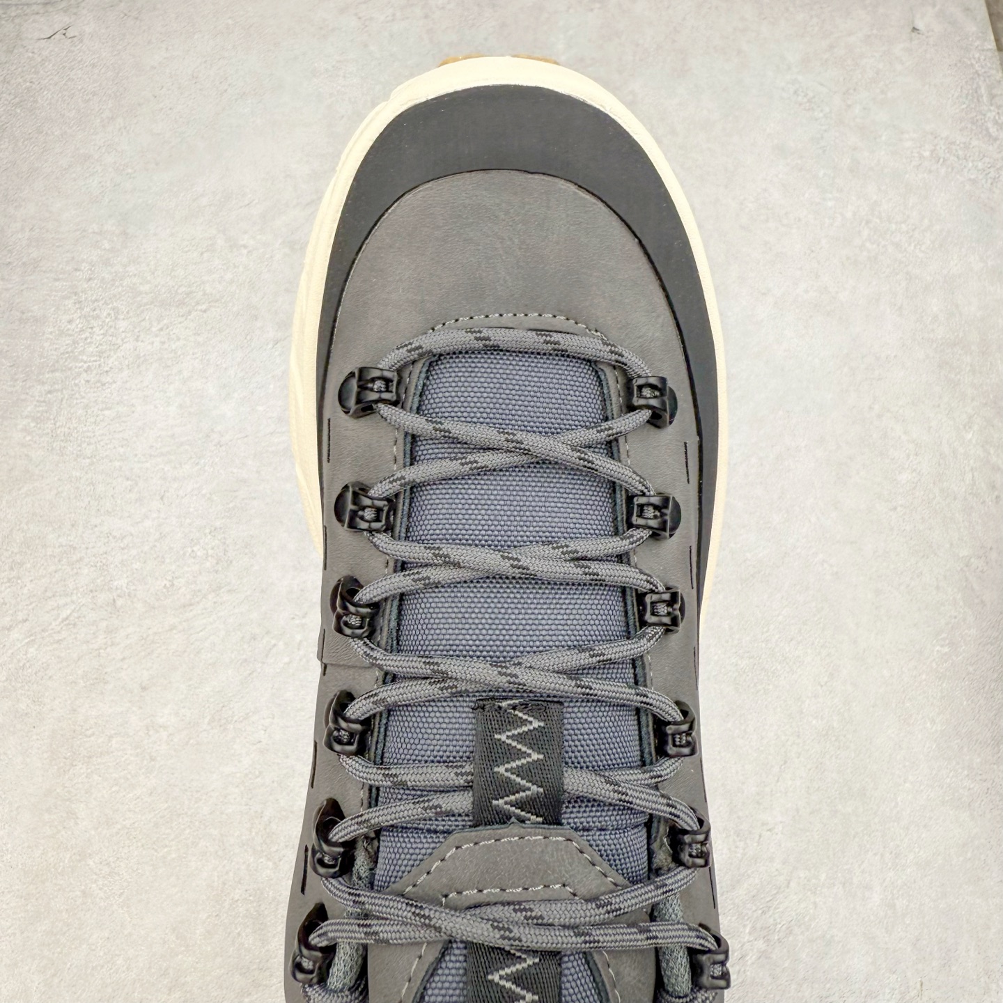 图片[4]-HOKA ONE ONE Tor Summit TP 舒适百搭防滑耐磨低帮跑步鞋 HOKA ONE ONE是来自美国的跑步鞋知名品牌，创立于2009年，始终致力于为所有跑者提供更新、更好的跑步装备。相比常规跑鞋，HOKA ONE ONE特别研发使用性能独特的几何形跑鞋中底，此种鞋底更厚、更高、回弹性也更好，除了卓越的缓冲性能，它还能为各种阶段的跑者带来更具动感、更加稳定的跑步体验。HOKAONE ONE从设计之初就清楚意识到，要保证跑者步幅的均匀一致，双脚自然而然的运动至关重要。实拍调校N版已经零色差零失真 百分百还原实物色彩所见即所得 不存在货不对板色差等低级问题 选购参考实物拍摄 不混卖不参货 只用心做好货严格选品 承诺混一赔十 尺码：36 36.5 37.5 38 38.5 39 40 40.5 41 42 42.5 43 44 44.5 45-选品中心