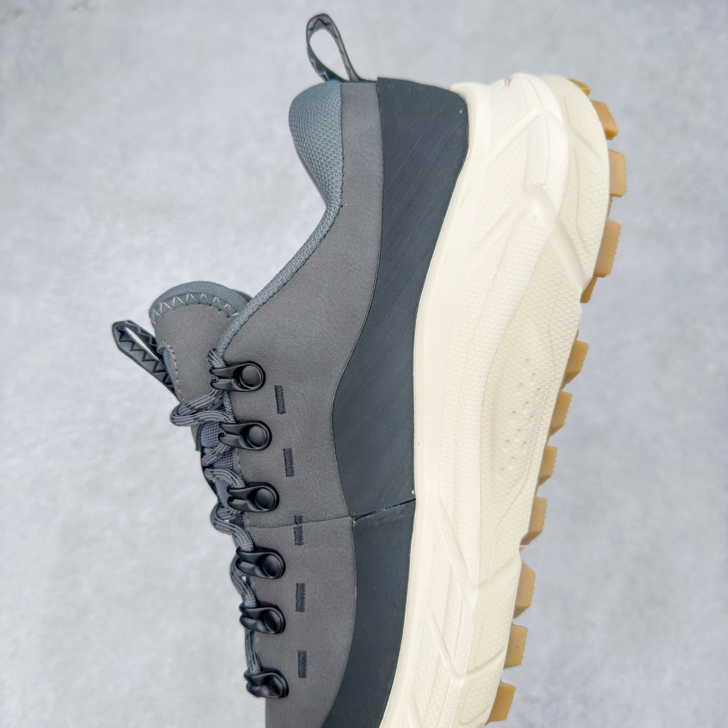 图片[7]-HOKA ONE ONE Tor Summit TP 舒适百搭防滑耐磨低帮跑步鞋 HOKA ONE ONE是来自美国的跑步鞋知名品牌，创立于2009年，始终致力于为所有跑者提供更新、更好的跑步装备。相比常规跑鞋，HOKA ONE ONE特别研发使用性能独特的几何形跑鞋中底，此种鞋底更厚、更高、回弹性也更好，除了卓越的缓冲性能，它还能为各种阶段的跑者带来更具动感、更加稳定的跑步体验。HOKAONE ONE从设计之初就清楚意识到，要保证跑者步幅的均匀一致，双脚自然而然的运动至关重要。实拍调校N版已经零色差零失真 百分百还原实物色彩所见即所得 不存在货不对板色差等低级问题 选购参考实物拍摄 不混卖不参货 只用心做好货严格选品 承诺混一赔十 尺码：36 36.5 37.5 38 38.5 39 40 40.5 41 42 42.5 43 44 44.5 45-选品中心