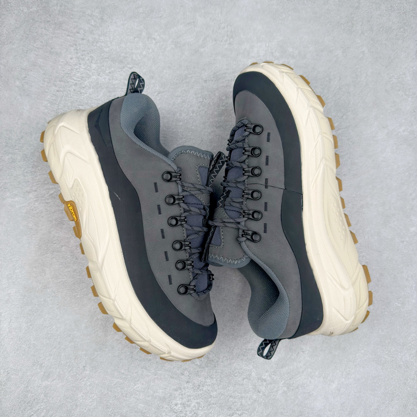 图片[3]-HOKA ONE ONE Tor Summit TP 舒适百搭防滑耐磨低帮跑步鞋 HOKA ONE ONE是来自美国的跑步鞋知名品牌，创立于2009年，始终致力于为所有跑者提供更新、更好的跑步装备。相比常规跑鞋，HOKA ONE ONE特别研发使用性能独特的几何形跑鞋中底，此种鞋底更厚、更高、回弹性也更好，除了卓越的缓冲性能，它还能为各种阶段的跑者带来更具动感、更加稳定的跑步体验。HOKAONE ONE从设计之初就清楚意识到，要保证跑者步幅的均匀一致，双脚自然而然的运动至关重要。实拍调校N版已经零色差零失真 百分百还原实物色彩所见即所得 不存在货不对板色差等低级问题 选购参考实物拍摄 不混卖不参货 只用心做好货严格选品 承诺混一赔十 尺码：36 36.5 37.5 38 38.5 39 40 40.5 41 42 42.5 43 44 44.5 45-选品中心