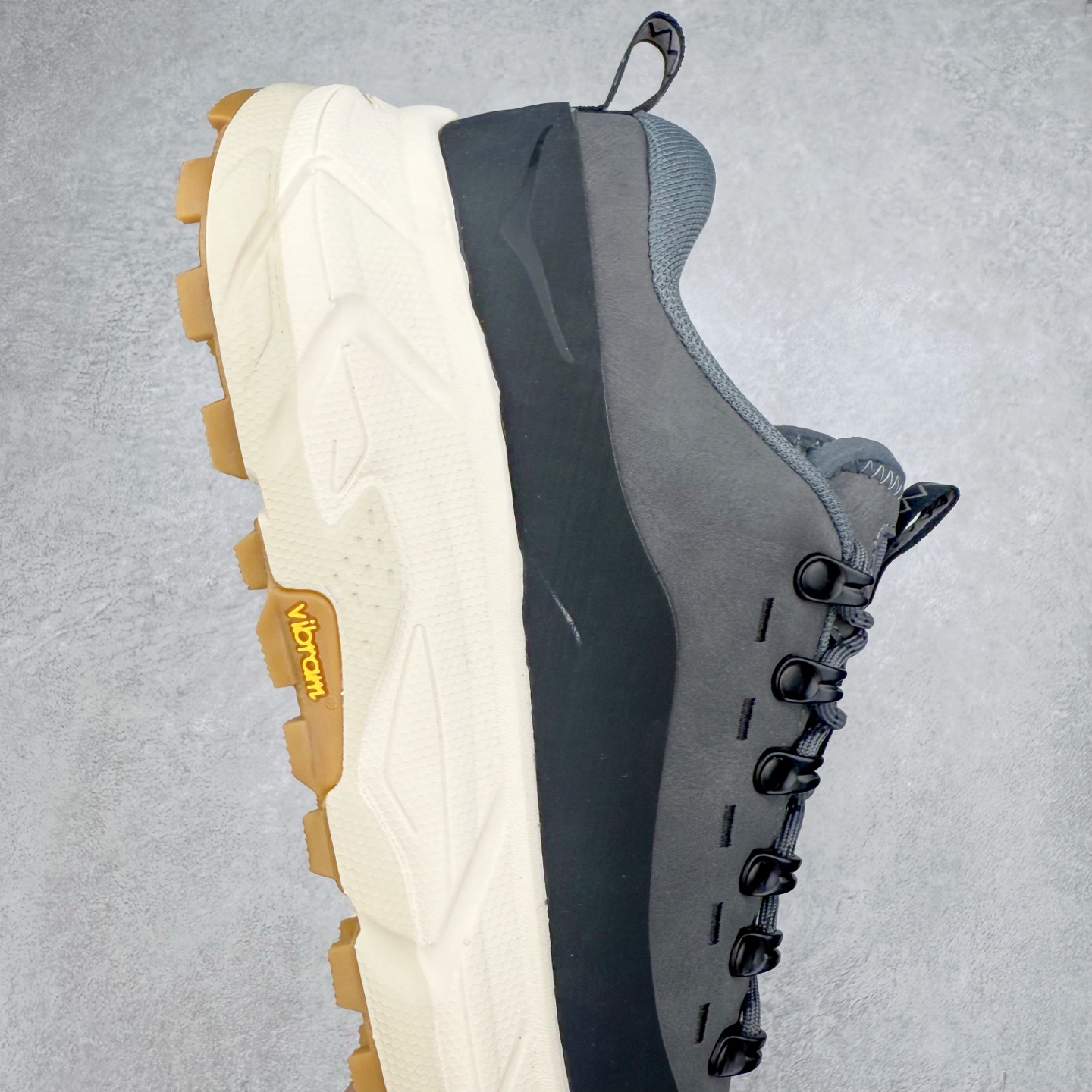 图片[6]-HOKA ONE ONE Tor Summit TP 舒适百搭防滑耐磨低帮跑步鞋 HOKA ONE ONE是来自美国的跑步鞋知名品牌，创立于2009年，始终致力于为所有跑者提供更新、更好的跑步装备。相比常规跑鞋，HOKA ONE ONE特别研发使用性能独特的几何形跑鞋中底，此种鞋底更厚、更高、回弹性也更好，除了卓越的缓冲性能，它还能为各种阶段的跑者带来更具动感、更加稳定的跑步体验。HOKAONE ONE从设计之初就清楚意识到，要保证跑者步幅的均匀一致，双脚自然而然的运动至关重要。实拍调校N版已经零色差零失真 百分百还原实物色彩所见即所得 不存在货不对板色差等低级问题 选购参考实物拍摄 不混卖不参货 只用心做好货严格选品 承诺混一赔十 尺码：36 36.5 37.5 38 38.5 39 40 40.5 41 42 42.5 43 44 44.5 45-选品中心