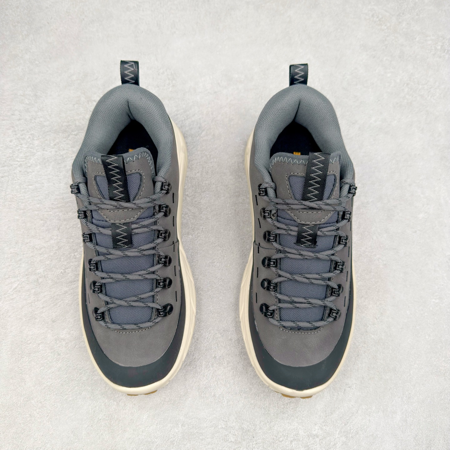 图片[2]-HOKA ONE ONE Tor Summit TP 舒适百搭防滑耐磨低帮跑步鞋 HOKA ONE ONE是来自美国的跑步鞋知名品牌，创立于2009年，始终致力于为所有跑者提供更新、更好的跑步装备。相比常规跑鞋，HOKA ONE ONE特别研发使用性能独特的几何形跑鞋中底，此种鞋底更厚、更高、回弹性也更好，除了卓越的缓冲性能，它还能为各种阶段的跑者带来更具动感、更加稳定的跑步体验。HOKAONE ONE从设计之初就清楚意识到，要保证跑者步幅的均匀一致，双脚自然而然的运动至关重要。实拍调校N版已经零色差零失真 百分百还原实物色彩所见即所得 不存在货不对板色差等低级问题 选购参考实物拍摄 不混卖不参货 只用心做好货严格选品 承诺混一赔十 尺码：36 36.5 37.5 38 38.5 39 40 40.5 41 42 42.5 43 44 44.5 45-选品中心