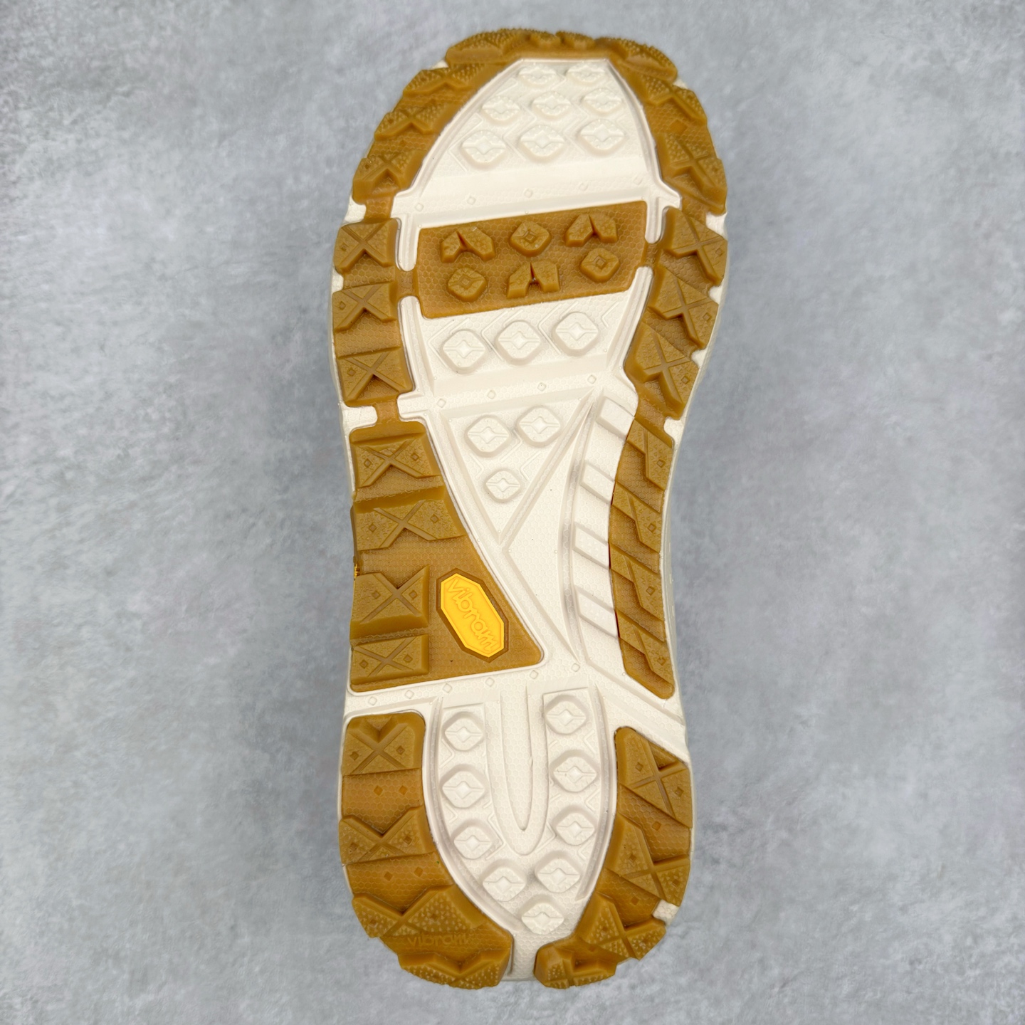 图片[9]-HOKA ONE ONE Tor Summit TP 舒适百搭防滑耐磨低帮跑步鞋 HOKA ONE ONE是来自美国的跑步鞋知名品牌，创立于2009年，始终致力于为所有跑者提供更新、更好的跑步装备。相比常规跑鞋，HOKA ONE ONE特别研发使用性能独特的几何形跑鞋中底，此种鞋底更厚、更高、回弹性也更好，除了卓越的缓冲性能，它还能为各种阶段的跑者带来更具动感、更加稳定的跑步体验。HOKAONE ONE从设计之初就清楚意识到，要保证跑者步幅的均匀一致，双脚自然而然的运动至关重要。实拍调校N版已经零色差零失真 百分百还原实物色彩所见即所得 不存在货不对板色差等低级问题 选购参考实物拍摄 不混卖不参货 只用心做好货严格选品 承诺混一赔十 尺码：36 36.5 37.5 38 38.5 39 40 40.5 41 42 42.5 43 44 44.5 45-选品中心