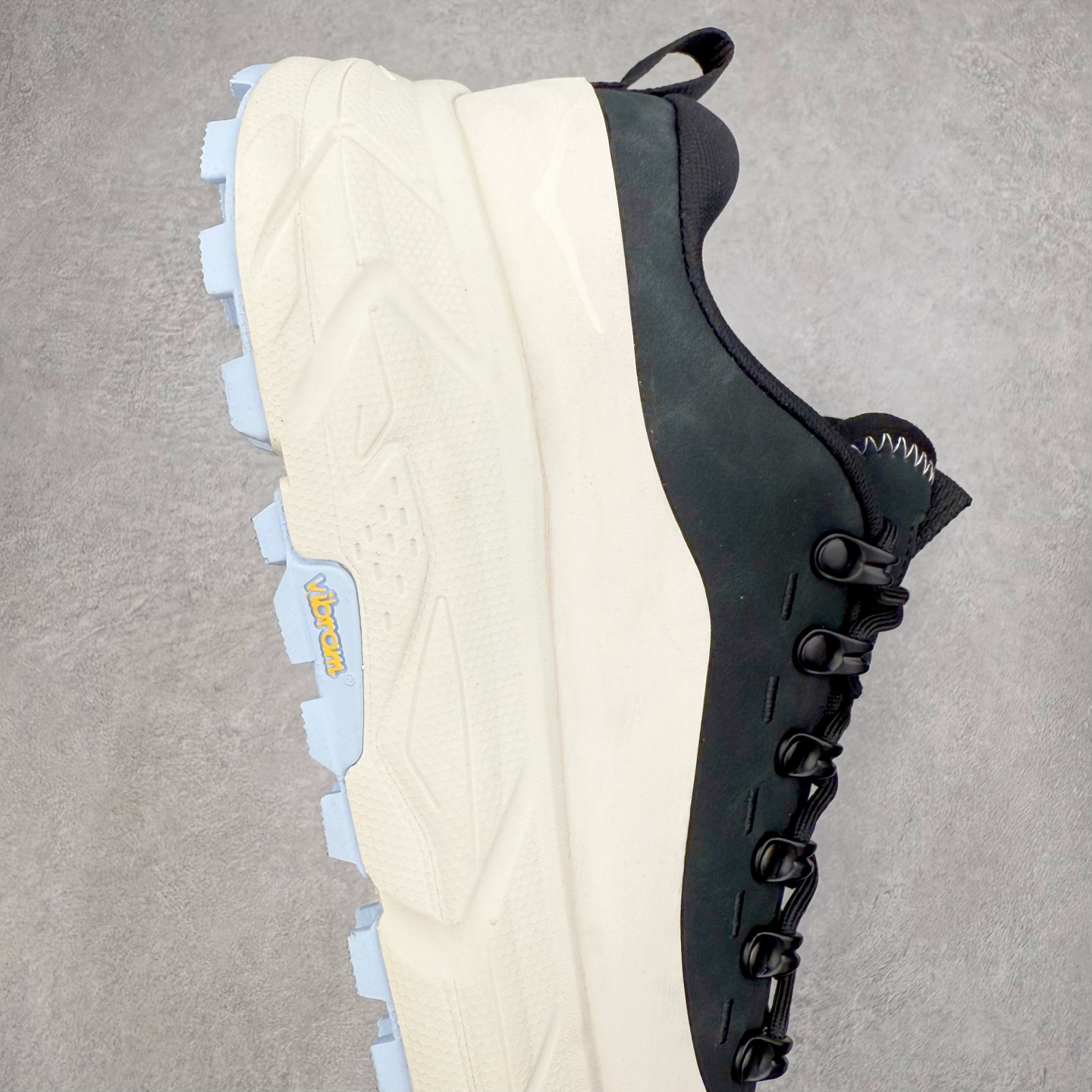 图片[6]-HOKA ONE ONE Tor Summit TP 舒适百搭防滑耐磨低帮跑步鞋 HOKA ONE ONE是来自美国的跑步鞋知名品牌，创立于2009年，始终致力于为所有跑者提供更新、更好的跑步装备。相比常规跑鞋，HOKA ONE ONE特别研发使用性能独特的几何形跑鞋中底，此种鞋底更厚、更高、回弹性也更好，除了卓越的缓冲性能，它还能为各种阶段的跑者带来更具动感、更加稳定的跑步体验。HOKAONE ONE从设计之初就清楚意识到，要保证跑者步幅的均匀一致，双脚自然而然的运动至关重要。实拍调校N版已经零色差零失真 百分百还原实物色彩所见即所得 不存在货不对板色差等低级问题 选购参考实物拍摄 不混卖不参货 只用心做好货严格选品 承诺混一赔十 尺码：36 36.5 37.5 38 38.5 39 40 40.5 41 42 42.5 43 44 44.5 45-选品中心