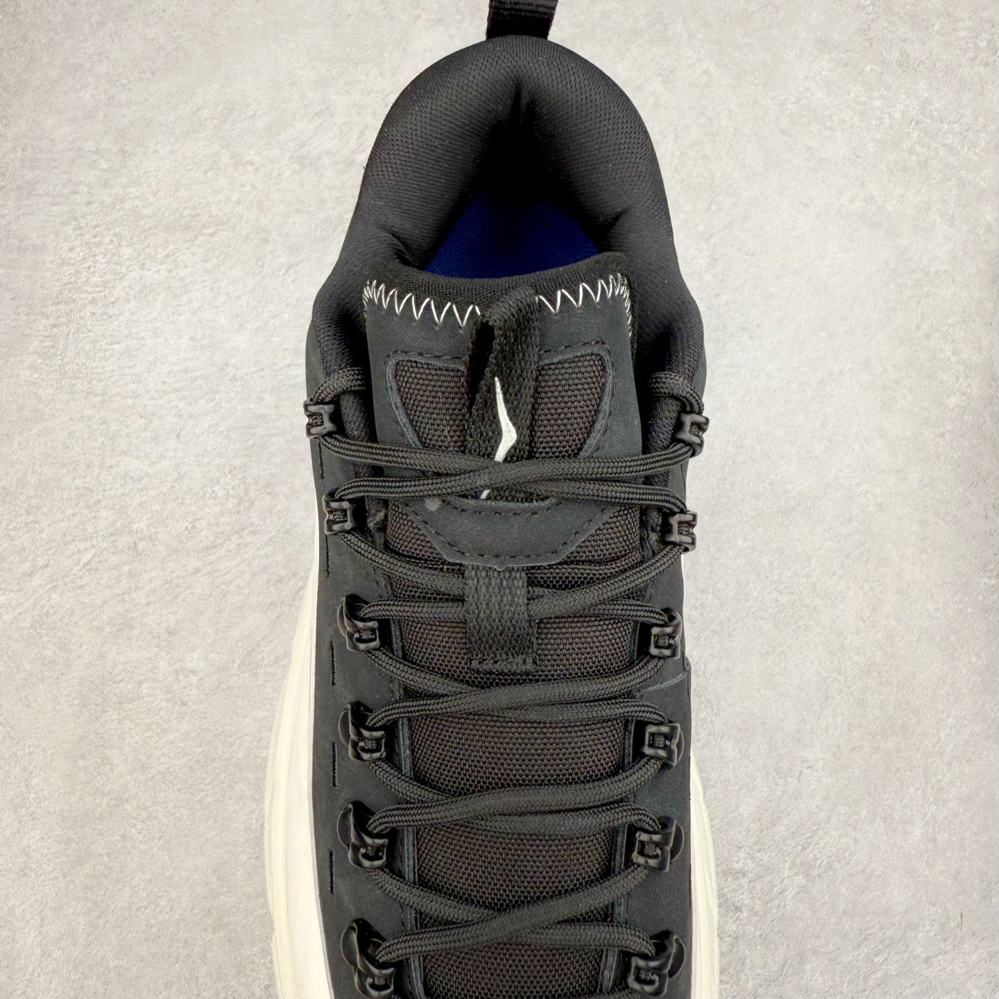 图片[5]-HOKA ONE ONE Tor Summit TP 舒适百搭防滑耐磨低帮跑步鞋 HOKA ONE ONE是来自美国的跑步鞋知名品牌，创立于2009年，始终致力于为所有跑者提供更新、更好的跑步装备。相比常规跑鞋，HOKA ONE ONE特别研发使用性能独特的几何形跑鞋中底，此种鞋底更厚、更高、回弹性也更好，除了卓越的缓冲性能，它还能为各种阶段的跑者带来更具动感、更加稳定的跑步体验。HOKAONE ONE从设计之初就清楚意识到，要保证跑者步幅的均匀一致，双脚自然而然的运动至关重要。实拍调校N版已经零色差零失真 百分百还原实物色彩所见即所得 不存在货不对板色差等低级问题 选购参考实物拍摄 不混卖不参货 只用心做好货严格选品 承诺混一赔十 尺码：36 36.5 37.5 38 38.5 39 40 40.5 41 42 42.5 43 44 44.5 45-选品中心