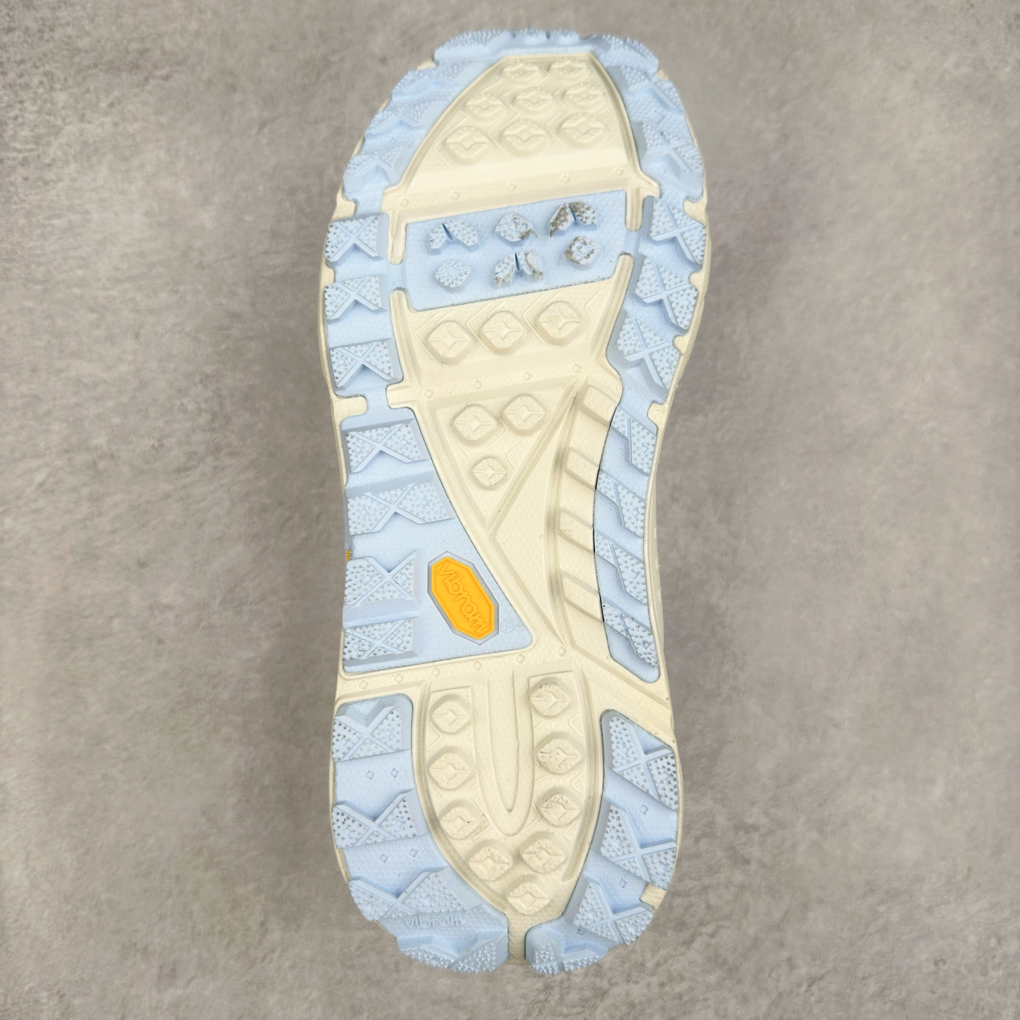 图片[9]-HOKA ONE ONE Tor Summit TP 舒适百搭防滑耐磨低帮跑步鞋 HOKA ONE ONE是来自美国的跑步鞋知名品牌，创立于2009年，始终致力于为所有跑者提供更新、更好的跑步装备。相比常规跑鞋，HOKA ONE ONE特别研发使用性能独特的几何形跑鞋中底，此种鞋底更厚、更高、回弹性也更好，除了卓越的缓冲性能，它还能为各种阶段的跑者带来更具动感、更加稳定的跑步体验。HOKAONE ONE从设计之初就清楚意识到，要保证跑者步幅的均匀一致，双脚自然而然的运动至关重要。实拍调校N版已经零色差零失真 百分百还原实物色彩所见即所得 不存在货不对板色差等低级问题 选购参考实物拍摄 不混卖不参货 只用心做好货严格选品 承诺混一赔十 尺码：36 36.5 37.5 38 38.5 39 40 40.5 41 42 42.5 43 44 44.5 45-选品中心