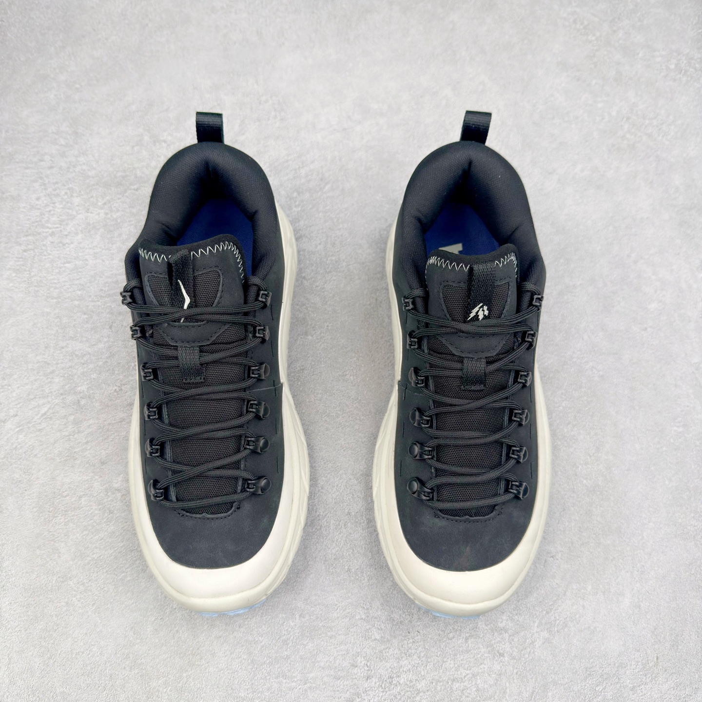 图片[2]-HOKA ONE ONE Tor Summit TP 舒适百搭防滑耐磨低帮跑步鞋 HOKA ONE ONE是来自美国的跑步鞋知名品牌，创立于2009年，始终致力于为所有跑者提供更新、更好的跑步装备。相比常规跑鞋，HOKA ONE ONE特别研发使用性能独特的几何形跑鞋中底，此种鞋底更厚、更高、回弹性也更好，除了卓越的缓冲性能，它还能为各种阶段的跑者带来更具动感、更加稳定的跑步体验。HOKAONE ONE从设计之初就清楚意识到，要保证跑者步幅的均匀一致，双脚自然而然的运动至关重要。实拍调校N版已经零色差零失真 百分百还原实物色彩所见即所得 不存在货不对板色差等低级问题 选购参考实物拍摄 不混卖不参货 只用心做好货严格选品 承诺混一赔十 尺码：36 36.5 37.5 38 38.5 39 40 40.5 41 42 42.5 43 44 44.5 45-选品中心