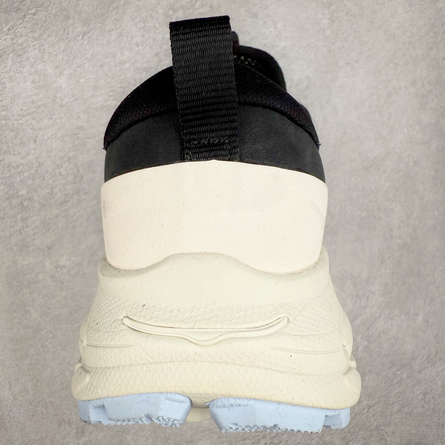 图片[8]-HOKA ONE ONE Tor Summit TP 舒适百搭防滑耐磨低帮跑步鞋 HOKA ONE ONE是来自美国的跑步鞋知名品牌，创立于2009年，始终致力于为所有跑者提供更新、更好的跑步装备。相比常规跑鞋，HOKA ONE ONE特别研发使用性能独特的几何形跑鞋中底，此种鞋底更厚、更高、回弹性也更好，除了卓越的缓冲性能，它还能为各种阶段的跑者带来更具动感、更加稳定的跑步体验。HOKAONE ONE从设计之初就清楚意识到，要保证跑者步幅的均匀一致，双脚自然而然的运动至关重要。实拍调校N版已经零色差零失真 百分百还原实物色彩所见即所得 不存在货不对板色差等低级问题 选购参考实物拍摄 不混卖不参货 只用心做好货严格选品 承诺混一赔十 尺码：36 36.5 37.5 38 38.5 39 40 40.5 41 42 42.5 43 44 44.5 45-选品中心