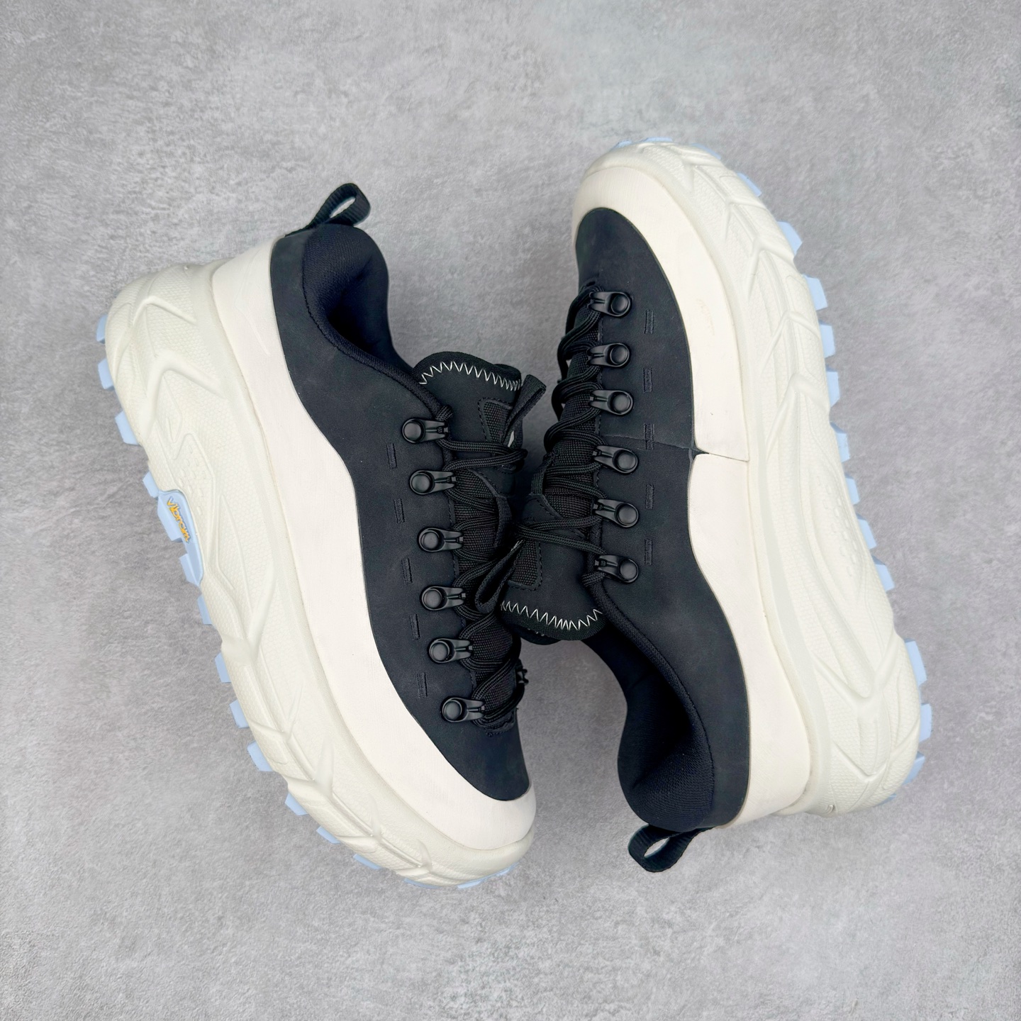 图片[3]-HOKA ONE ONE Tor Summit TP 舒适百搭防滑耐磨低帮跑步鞋 HOKA ONE ONE是来自美国的跑步鞋知名品牌，创立于2009年，始终致力于为所有跑者提供更新、更好的跑步装备。相比常规跑鞋，HOKA ONE ONE特别研发使用性能独特的几何形跑鞋中底，此种鞋底更厚、更高、回弹性也更好，除了卓越的缓冲性能，它还能为各种阶段的跑者带来更具动感、更加稳定的跑步体验。HOKAONE ONE从设计之初就清楚意识到，要保证跑者步幅的均匀一致，双脚自然而然的运动至关重要。实拍调校N版已经零色差零失真 百分百还原实物色彩所见即所得 不存在货不对板色差等低级问题 选购参考实物拍摄 不混卖不参货 只用心做好货严格选品 承诺混一赔十 尺码：36 36.5 37.5 38 38.5 39 40 40.5 41 42 42.5 43 44 44.5 45-选品中心