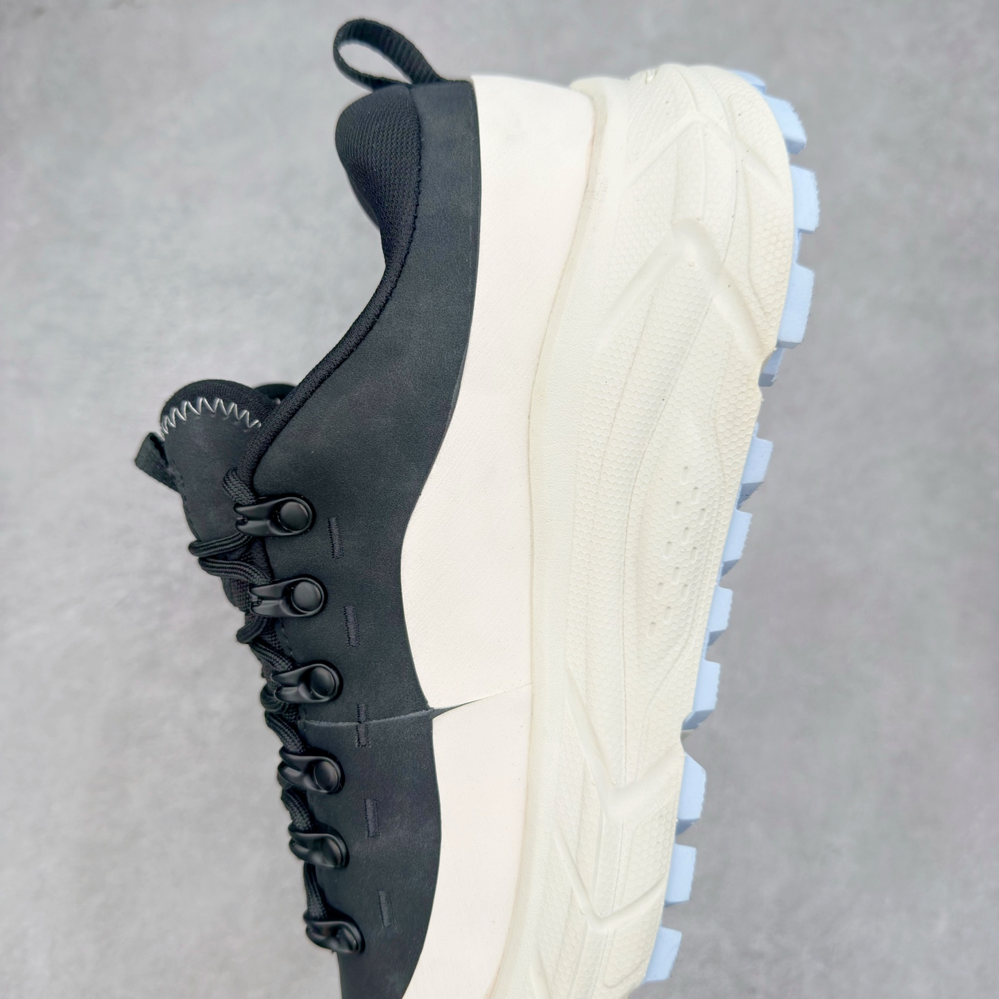 图片[7]-HOKA ONE ONE Tor Summit TP 舒适百搭防滑耐磨低帮跑步鞋 HOKA ONE ONE是来自美国的跑步鞋知名品牌，创立于2009年，始终致力于为所有跑者提供更新、更好的跑步装备。相比常规跑鞋，HOKA ONE ONE特别研发使用性能独特的几何形跑鞋中底，此种鞋底更厚、更高、回弹性也更好，除了卓越的缓冲性能，它还能为各种阶段的跑者带来更具动感、更加稳定的跑步体验。HOKAONE ONE从设计之初就清楚意识到，要保证跑者步幅的均匀一致，双脚自然而然的运动至关重要。实拍调校N版已经零色差零失真 百分百还原实物色彩所见即所得 不存在货不对板色差等低级问题 选购参考实物拍摄 不混卖不参货 只用心做好货严格选品 承诺混一赔十 尺码：36 36.5 37.5 38 38.5 39 40 40.5 41 42 42.5 43 44 44.5 45-选品中心