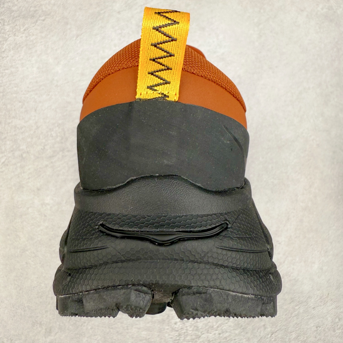 图片[8]-HOKA ONE ONE Tor Summit TP 舒适百搭防滑耐磨低帮跑步鞋 HOKA ONE ONE是来自美国的跑步鞋知名品牌，创立于2009年，始终致力于为所有跑者提供更新、更好的跑步装备。相比常规跑鞋，HOKA ONE ONE特别研发使用性能独特的几何形跑鞋中底，此种鞋底更厚、更高、回弹性也更好，除了卓越的缓冲性能，它还能为各种阶段的跑者带来更具动感、更加稳定的跑步体验。HOKAONE ONE从设计之初就清楚意识到，要保证跑者步幅的均匀一致，双脚自然而然的运动至关重要。实拍调校N版已经零色差零失真 百分百还原实物色彩所见即所得 不存在货不对板色差等低级问题 选购参考实物拍摄 不混卖不参货 只用心做好货严格选品 承诺混一赔十 尺码：36 36.5 37.5 38 38.5 39 40 40.5 41 42 42.5 43 44 44.5 45-选品中心