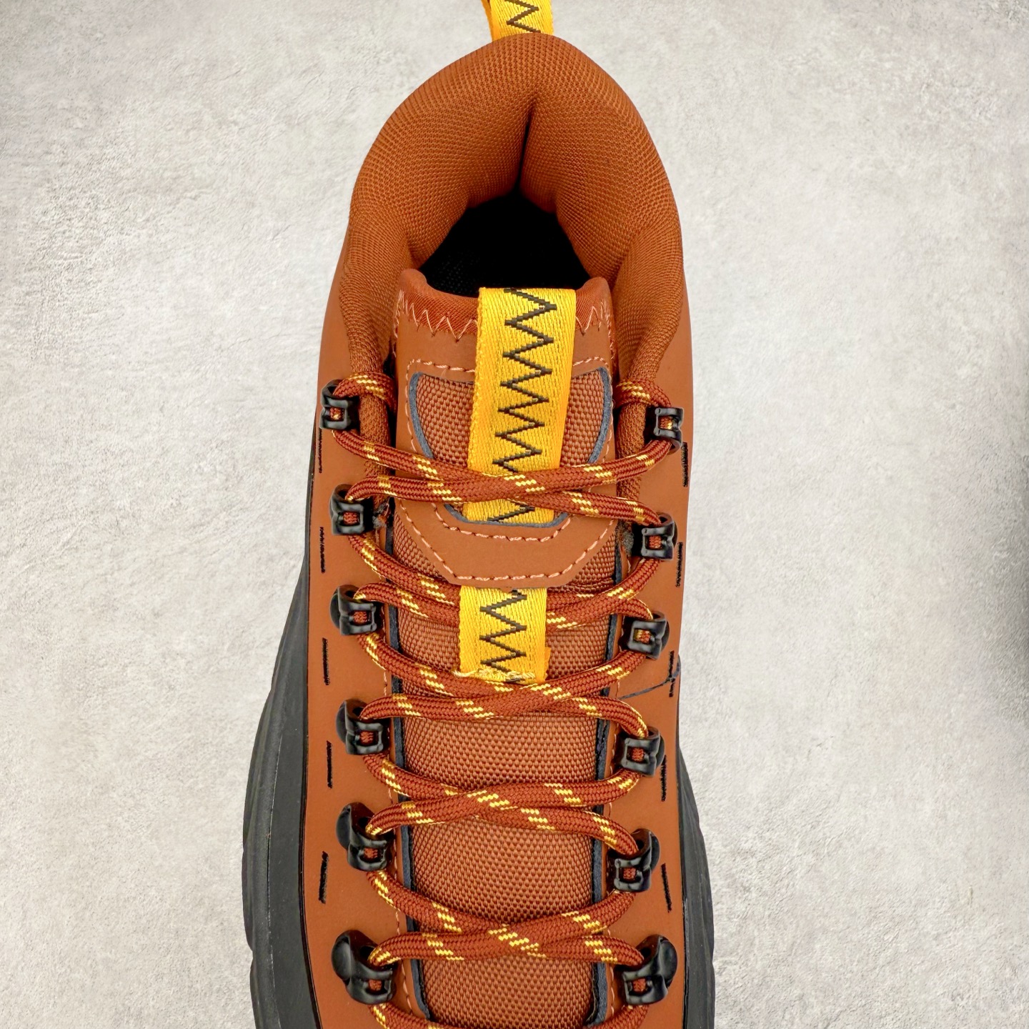 图片[5]-HOKA ONE ONE Tor Summit TP 舒适百搭防滑耐磨低帮跑步鞋 HOKA ONE ONE是来自美国的跑步鞋知名品牌，创立于2009年，始终致力于为所有跑者提供更新、更好的跑步装备。相比常规跑鞋，HOKA ONE ONE特别研发使用性能独特的几何形跑鞋中底，此种鞋底更厚、更高、回弹性也更好，除了卓越的缓冲性能，它还能为各种阶段的跑者带来更具动感、更加稳定的跑步体验。HOKAONE ONE从设计之初就清楚意识到，要保证跑者步幅的均匀一致，双脚自然而然的运动至关重要。实拍调校N版已经零色差零失真 百分百还原实物色彩所见即所得 不存在货不对板色差等低级问题 选购参考实物拍摄 不混卖不参货 只用心做好货严格选品 承诺混一赔十 尺码：36 36.5 37.5 38 38.5 39 40 40.5 41 42 42.5 43 44 44.5 45-选品中心