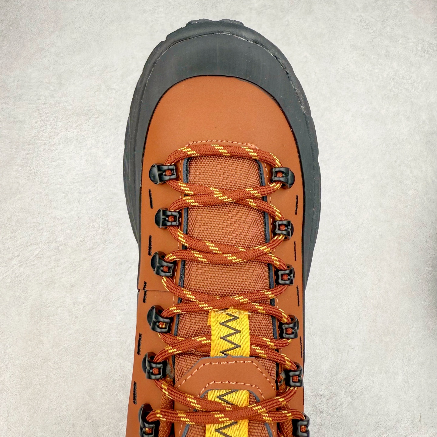 图片[4]-HOKA ONE ONE Tor Summit TP 舒适百搭防滑耐磨低帮跑步鞋 HOKA ONE ONE是来自美国的跑步鞋知名品牌，创立于2009年，始终致力于为所有跑者提供更新、更好的跑步装备。相比常规跑鞋，HOKA ONE ONE特别研发使用性能独特的几何形跑鞋中底，此种鞋底更厚、更高、回弹性也更好，除了卓越的缓冲性能，它还能为各种阶段的跑者带来更具动感、更加稳定的跑步体验。HOKAONE ONE从设计之初就清楚意识到，要保证跑者步幅的均匀一致，双脚自然而然的运动至关重要。实拍调校N版已经零色差零失真 百分百还原实物色彩所见即所得 不存在货不对板色差等低级问题 选购参考实物拍摄 不混卖不参货 只用心做好货严格选品 承诺混一赔十 尺码：36 36.5 37.5 38 38.5 39 40 40.5 41 42 42.5 43 44 44.5 45-选品中心