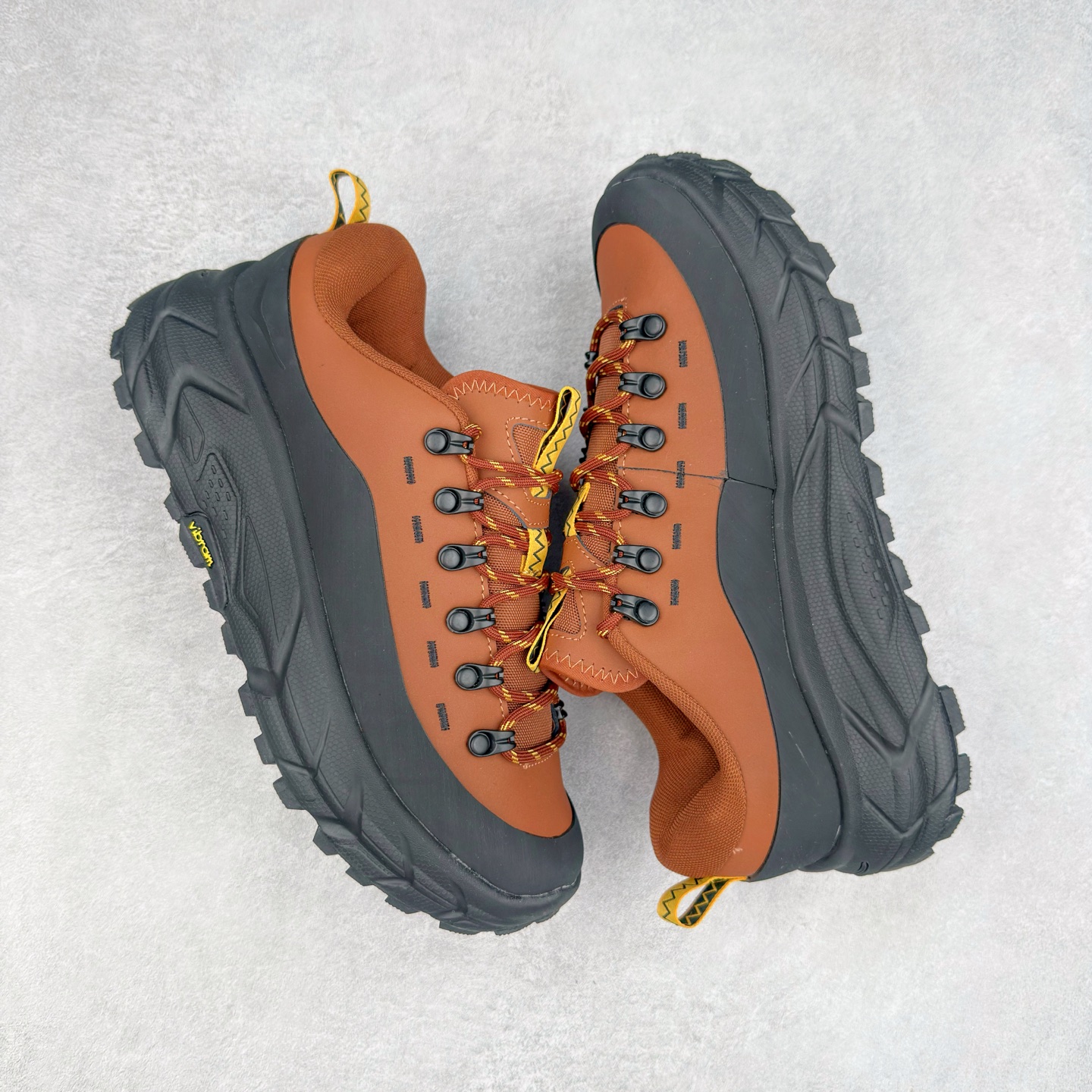 图片[3]-HOKA ONE ONE Tor Summit TP 舒适百搭防滑耐磨低帮跑步鞋 HOKA ONE ONE是来自美国的跑步鞋知名品牌，创立于2009年，始终致力于为所有跑者提供更新、更好的跑步装备。相比常规跑鞋，HOKA ONE ONE特别研发使用性能独特的几何形跑鞋中底，此种鞋底更厚、更高、回弹性也更好，除了卓越的缓冲性能，它还能为各种阶段的跑者带来更具动感、更加稳定的跑步体验。HOKAONE ONE从设计之初就清楚意识到，要保证跑者步幅的均匀一致，双脚自然而然的运动至关重要。实拍调校N版已经零色差零失真 百分百还原实物色彩所见即所得 不存在货不对板色差等低级问题 选购参考实物拍摄 不混卖不参货 只用心做好货严格选品 承诺混一赔十 尺码：36 36.5 37.5 38 38.5 39 40 40.5 41 42 42.5 43 44 44.5 45-选品中心