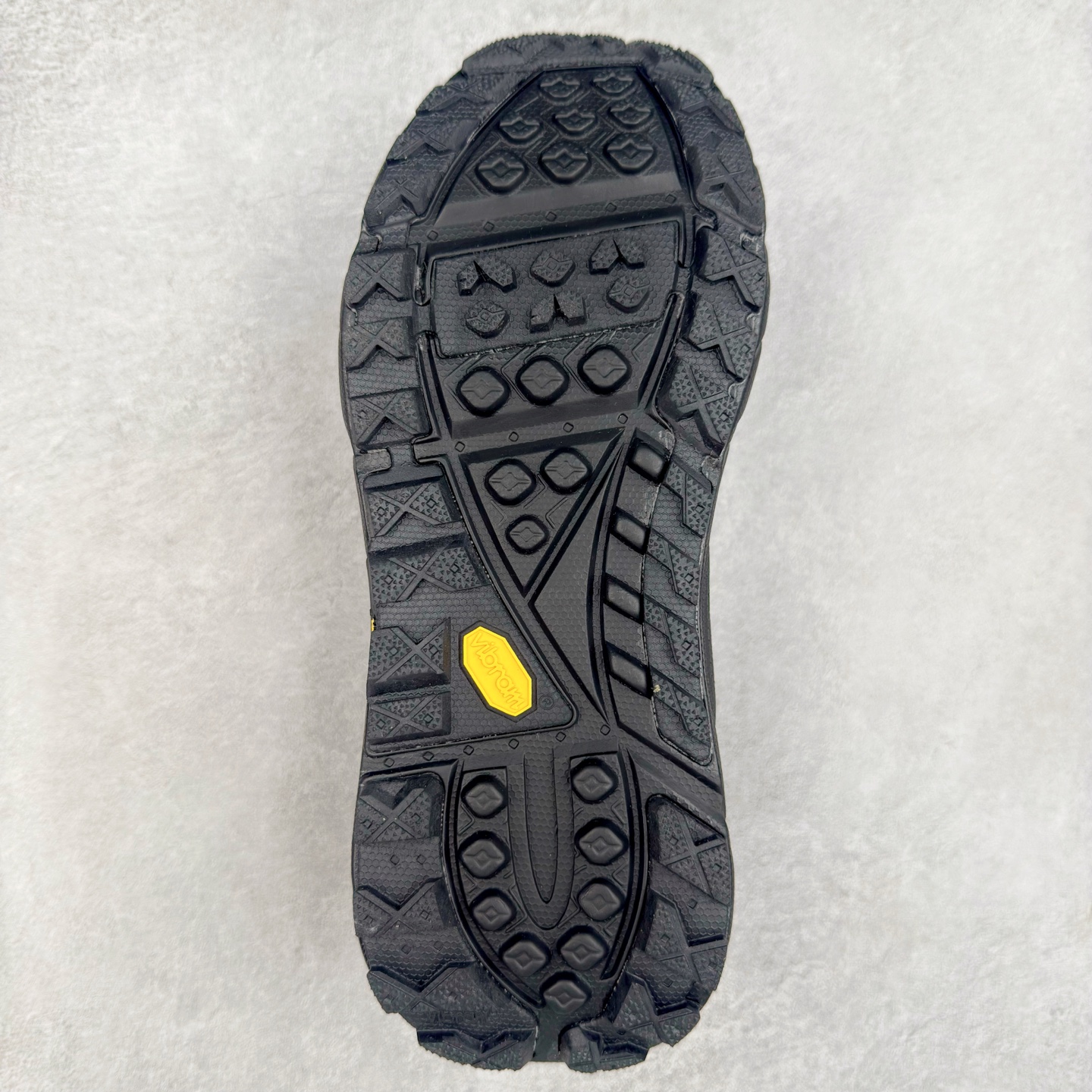 图片[9]-HOKA ONE ONE Tor Summit TP 舒适百搭防滑耐磨低帮跑步鞋 HOKA ONE ONE是来自美国的跑步鞋知名品牌，创立于2009年，始终致力于为所有跑者提供更新、更好的跑步装备。相比常规跑鞋，HOKA ONE ONE特别研发使用性能独特的几何形跑鞋中底，此种鞋底更厚、更高、回弹性也更好，除了卓越的缓冲性能，它还能为各种阶段的跑者带来更具动感、更加稳定的跑步体验。HOKAONE ONE从设计之初就清楚意识到，要保证跑者步幅的均匀一致，双脚自然而然的运动至关重要。实拍调校N版已经零色差零失真 百分百还原实物色彩所见即所得 不存在货不对板色差等低级问题 选购参考实物拍摄 不混卖不参货 只用心做好货严格选品 承诺混一赔十 尺码：36 36.5 37.5 38 38.5 39 40 40.5 41 42 42.5 43 44 44.5 45-选品中心