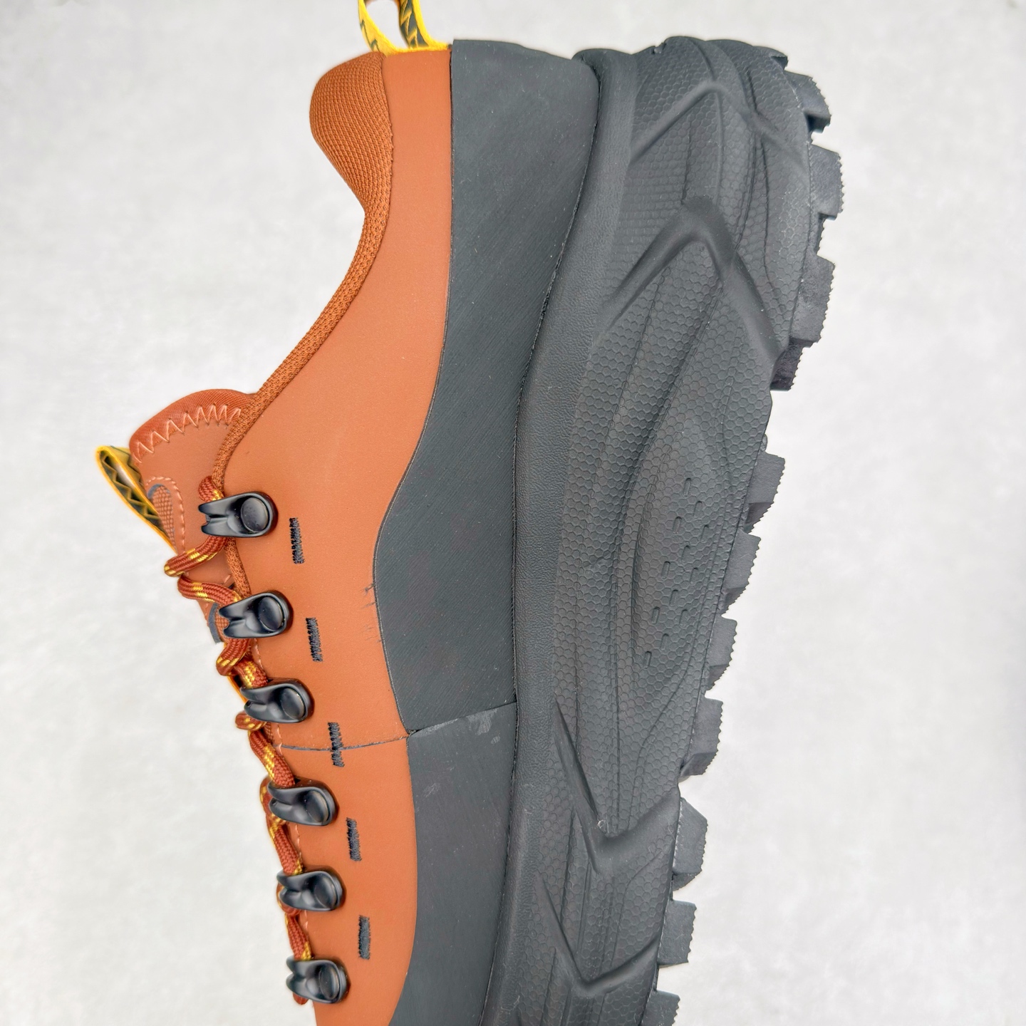 图片[7]-HOKA ONE ONE Tor Summit TP 舒适百搭防滑耐磨低帮跑步鞋 HOKA ONE ONE是来自美国的跑步鞋知名品牌，创立于2009年，始终致力于为所有跑者提供更新、更好的跑步装备。相比常规跑鞋，HOKA ONE ONE特别研发使用性能独特的几何形跑鞋中底，此种鞋底更厚、更高、回弹性也更好，除了卓越的缓冲性能，它还能为各种阶段的跑者带来更具动感、更加稳定的跑步体验。HOKAONE ONE从设计之初就清楚意识到，要保证跑者步幅的均匀一致，双脚自然而然的运动至关重要。实拍调校N版已经零色差零失真 百分百还原实物色彩所见即所得 不存在货不对板色差等低级问题 选购参考实物拍摄 不混卖不参货 只用心做好货严格选品 承诺混一赔十 尺码：36 36.5 37.5 38 38.5 39 40 40.5 41 42 42.5 43 44 44.5 45-选品中心