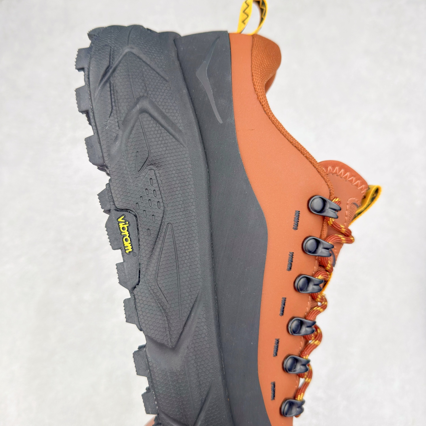 图片[6]-HOKA ONE ONE Tor Summit TP 舒适百搭防滑耐磨低帮跑步鞋 HOKA ONE ONE是来自美国的跑步鞋知名品牌，创立于2009年，始终致力于为所有跑者提供更新、更好的跑步装备。相比常规跑鞋，HOKA ONE ONE特别研发使用性能独特的几何形跑鞋中底，此种鞋底更厚、更高、回弹性也更好，除了卓越的缓冲性能，它还能为各种阶段的跑者带来更具动感、更加稳定的跑步体验。HOKAONE ONE从设计之初就清楚意识到，要保证跑者步幅的均匀一致，双脚自然而然的运动至关重要。实拍调校N版已经零色差零失真 百分百还原实物色彩所见即所得 不存在货不对板色差等低级问题 选购参考实物拍摄 不混卖不参货 只用心做好货严格选品 承诺混一赔十 尺码：36 36.5 37.5 38 38.5 39 40 40.5 41 42 42.5 43 44 44.5 45-选品中心