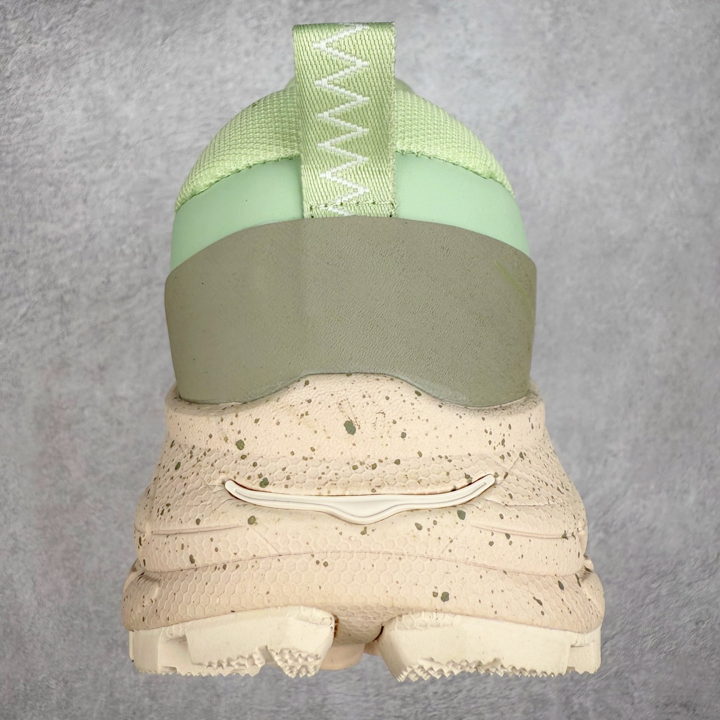 图片[8]-HOKA ONE ONE Tor Summit TP 舒适百搭防滑耐磨低帮跑步鞋 HOKA ONE ONE是来自美国的跑步鞋知名品牌，创立于2009年，始终致力于为所有跑者提供更新、更好的跑步装备。相比常规跑鞋，HOKA ONE ONE特别研发使用性能独特的几何形跑鞋中底，此种鞋底更厚、更高、回弹性也更好，除了卓越的缓冲性能，它还能为各种阶段的跑者带来更具动感、更加稳定的跑步体验。HOKAONE ONE从设计之初就清楚意识到，要保证跑者步幅的均匀一致，双脚自然而然的运动至关重要。实拍调校N版已经零色差零失真 百分百还原实物色彩所见即所得 不存在货不对板色差等低级问题 选购参考实物拍摄 不混卖不参货 只用心做好货严格选品 承诺混一赔十 尺码：36 36.5 37.5 38 38.5 39 40 40.5 41 42 42.5 43 44 44.5 45-选品中心