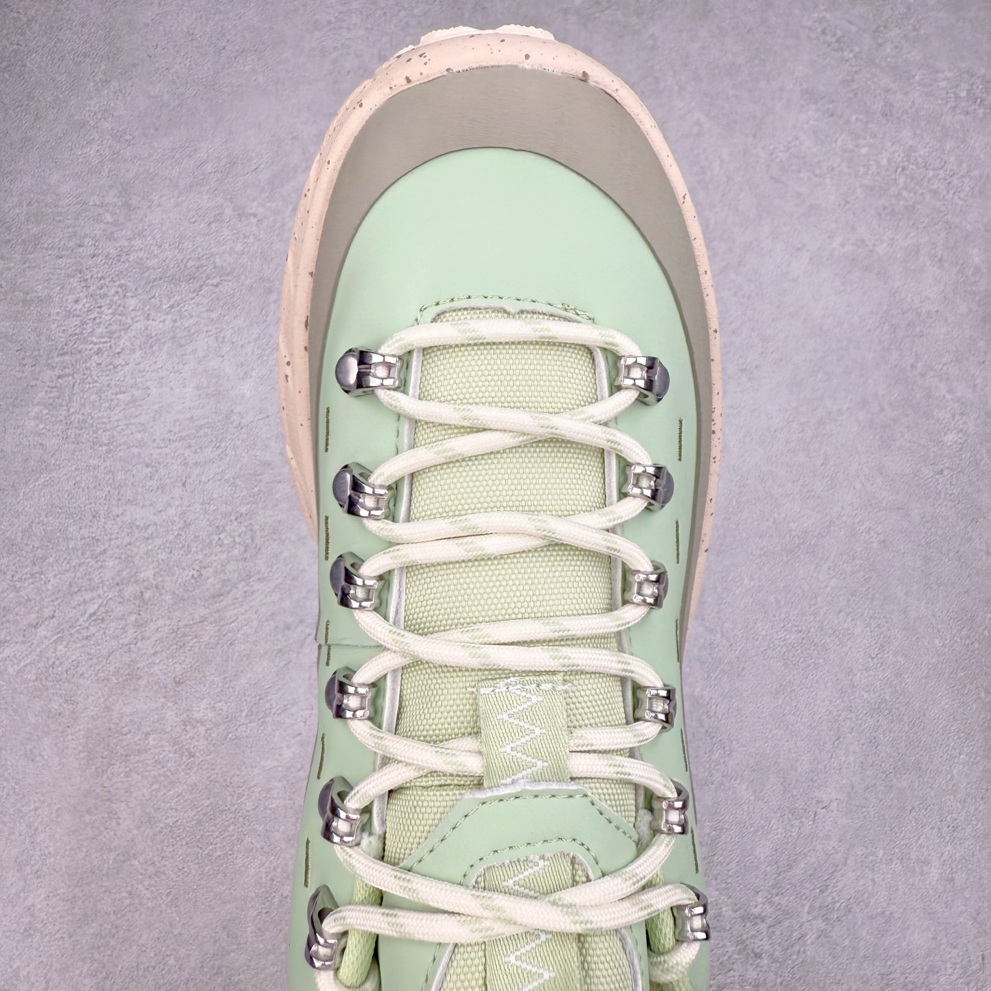 图片[4]-HOKA ONE ONE Tor Summit TP 舒适百搭防滑耐磨低帮跑步鞋 HOKA ONE ONE是来自美国的跑步鞋知名品牌，创立于2009年，始终致力于为所有跑者提供更新、更好的跑步装备。相比常规跑鞋，HOKA ONE ONE特别研发使用性能独特的几何形跑鞋中底，此种鞋底更厚、更高、回弹性也更好，除了卓越的缓冲性能，它还能为各种阶段的跑者带来更具动感、更加稳定的跑步体验。HOKAONE ONE从设计之初就清楚意识到，要保证跑者步幅的均匀一致，双脚自然而然的运动至关重要。实拍调校N版已经零色差零失真 百分百还原实物色彩所见即所得 不存在货不对板色差等低级问题 选购参考实物拍摄 不混卖不参货 只用心做好货严格选品 承诺混一赔十 尺码：36 36.5 37.5 38 38.5 39 40 40.5 41 42 42.5 43 44 44.5 45-选品中心