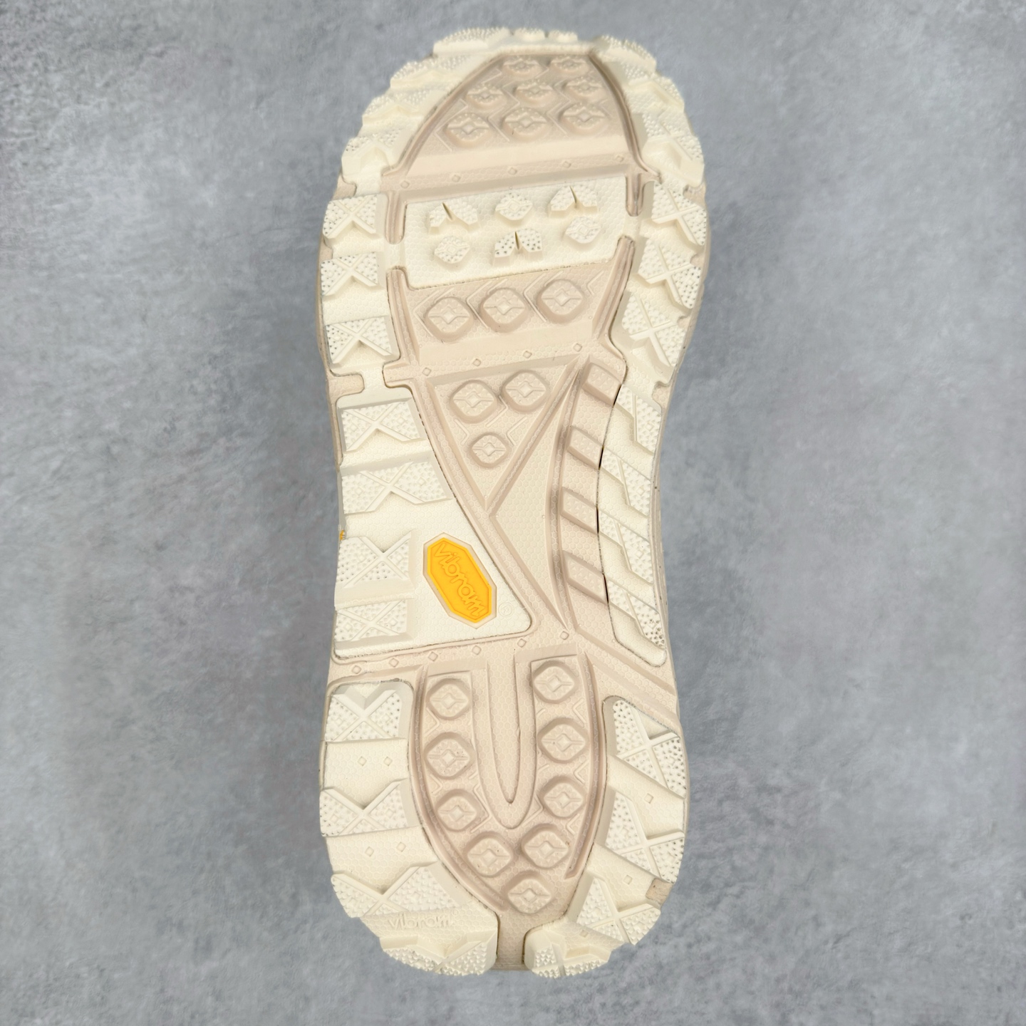 图片[9]-HOKA ONE ONE Tor Summit TP 舒适百搭防滑耐磨低帮跑步鞋 HOKA ONE ONE是来自美国的跑步鞋知名品牌，创立于2009年，始终致力于为所有跑者提供更新、更好的跑步装备。相比常规跑鞋，HOKA ONE ONE特别研发使用性能独特的几何形跑鞋中底，此种鞋底更厚、更高、回弹性也更好，除了卓越的缓冲性能，它还能为各种阶段的跑者带来更具动感、更加稳定的跑步体验。HOKAONE ONE从设计之初就清楚意识到，要保证跑者步幅的均匀一致，双脚自然而然的运动至关重要。实拍调校N版已经零色差零失真 百分百还原实物色彩所见即所得 不存在货不对板色差等低级问题 选购参考实物拍摄 不混卖不参货 只用心做好货严格选品 承诺混一赔十 尺码：36 36.5 37.5 38 38.5 39 40 40.5 41 42 42.5 43 44 44.5 45-选品中心