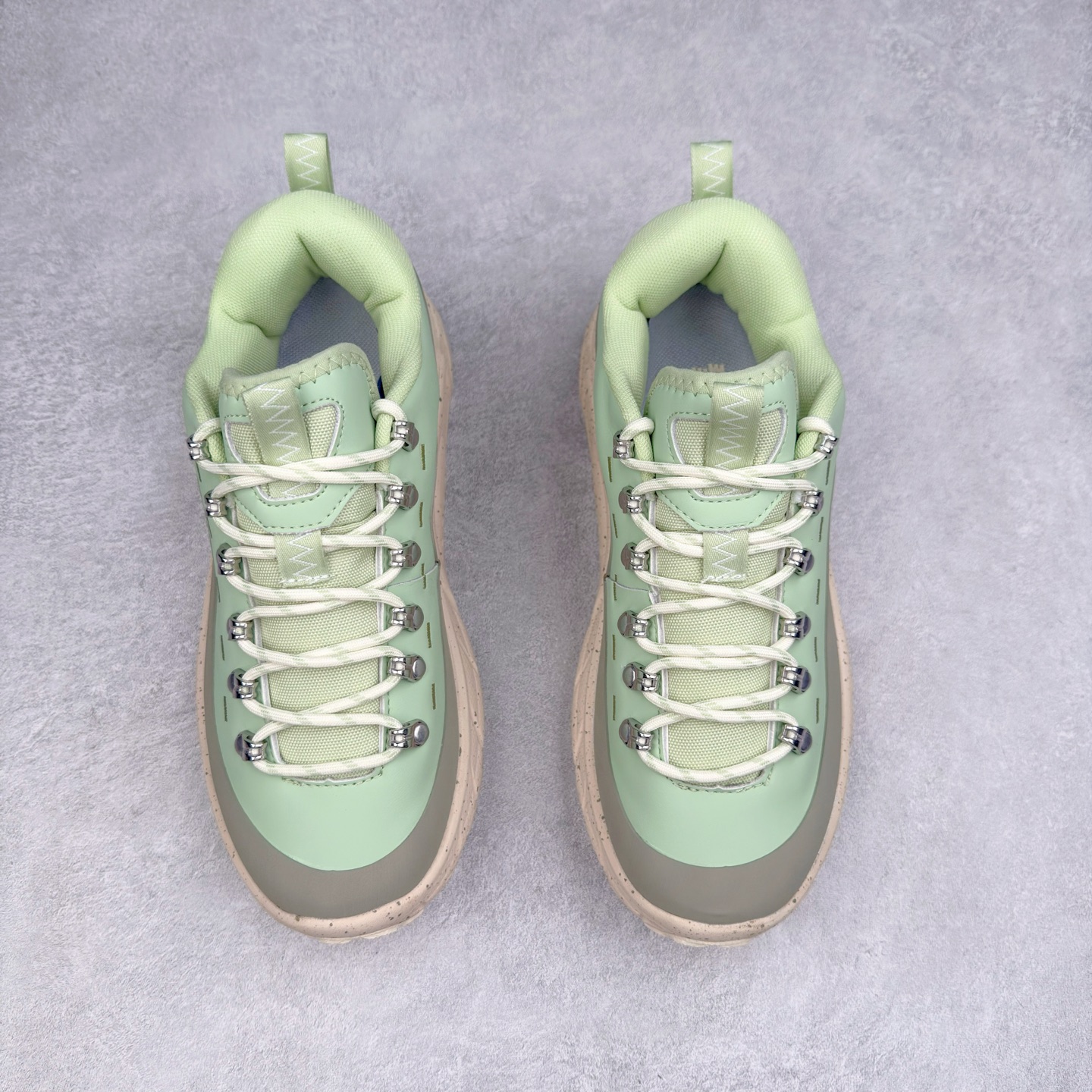 图片[2]-HOKA ONE ONE Tor Summit TP 舒适百搭防滑耐磨低帮跑步鞋 HOKA ONE ONE是来自美国的跑步鞋知名品牌，创立于2009年，始终致力于为所有跑者提供更新、更好的跑步装备。相比常规跑鞋，HOKA ONE ONE特别研发使用性能独特的几何形跑鞋中底，此种鞋底更厚、更高、回弹性也更好，除了卓越的缓冲性能，它还能为各种阶段的跑者带来更具动感、更加稳定的跑步体验。HOKAONE ONE从设计之初就清楚意识到，要保证跑者步幅的均匀一致，双脚自然而然的运动至关重要。实拍调校N版已经零色差零失真 百分百还原实物色彩所见即所得 不存在货不对板色差等低级问题 选购参考实物拍摄 不混卖不参货 只用心做好货严格选品 承诺混一赔十 尺码：36 36.5 37.5 38 38.5 39 40 40.5 41 42 42.5 43 44 44.5 45-选品中心