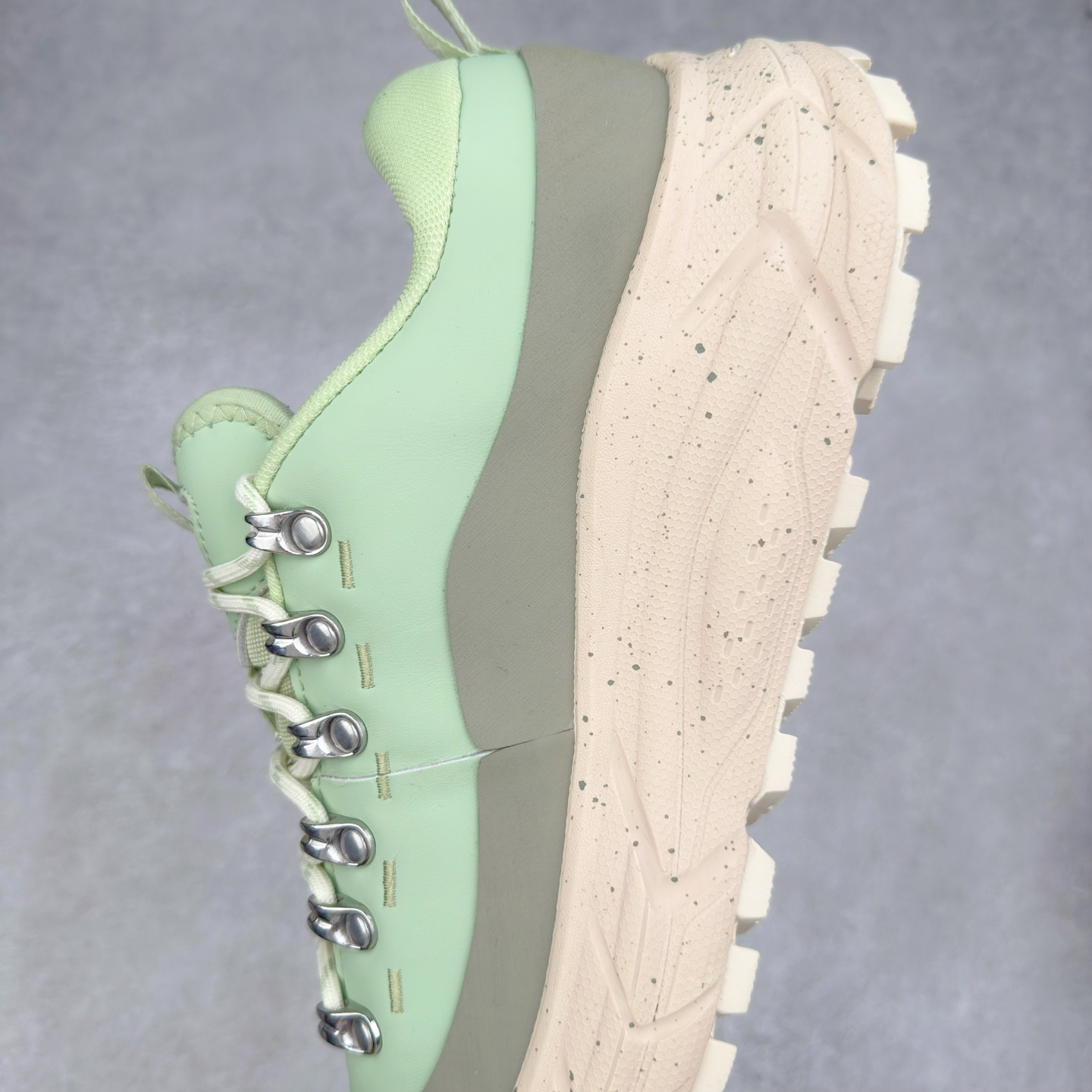 图片[7]-HOKA ONE ONE Tor Summit TP 舒适百搭防滑耐磨低帮跑步鞋 HOKA ONE ONE是来自美国的跑步鞋知名品牌，创立于2009年，始终致力于为所有跑者提供更新、更好的跑步装备。相比常规跑鞋，HOKA ONE ONE特别研发使用性能独特的几何形跑鞋中底，此种鞋底更厚、更高、回弹性也更好，除了卓越的缓冲性能，它还能为各种阶段的跑者带来更具动感、更加稳定的跑步体验。HOKAONE ONE从设计之初就清楚意识到，要保证跑者步幅的均匀一致，双脚自然而然的运动至关重要。实拍调校N版已经零色差零失真 百分百还原实物色彩所见即所得 不存在货不对板色差等低级问题 选购参考实物拍摄 不混卖不参货 只用心做好货严格选品 承诺混一赔十 尺码：36 36.5 37.5 38 38.5 39 40 40.5 41 42 42.5 43 44 44.5 45-选品中心