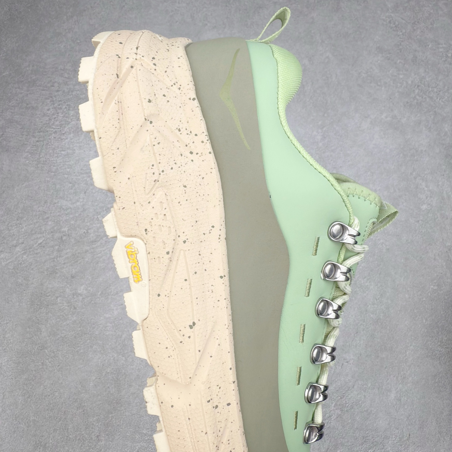 图片[6]-HOKA ONE ONE Tor Summit TP 舒适百搭防滑耐磨低帮跑步鞋 HOKA ONE ONE是来自美国的跑步鞋知名品牌，创立于2009年，始终致力于为所有跑者提供更新、更好的跑步装备。相比常规跑鞋，HOKA ONE ONE特别研发使用性能独特的几何形跑鞋中底，此种鞋底更厚、更高、回弹性也更好，除了卓越的缓冲性能，它还能为各种阶段的跑者带来更具动感、更加稳定的跑步体验。HOKAONE ONE从设计之初就清楚意识到，要保证跑者步幅的均匀一致，双脚自然而然的运动至关重要。实拍调校N版已经零色差零失真 百分百还原实物色彩所见即所得 不存在货不对板色差等低级问题 选购参考实物拍摄 不混卖不参货 只用心做好货严格选品 承诺混一赔十 尺码：36 36.5 37.5 38 38.5 39 40 40.5 41 42 42.5 43 44 44.5 45-选品中心