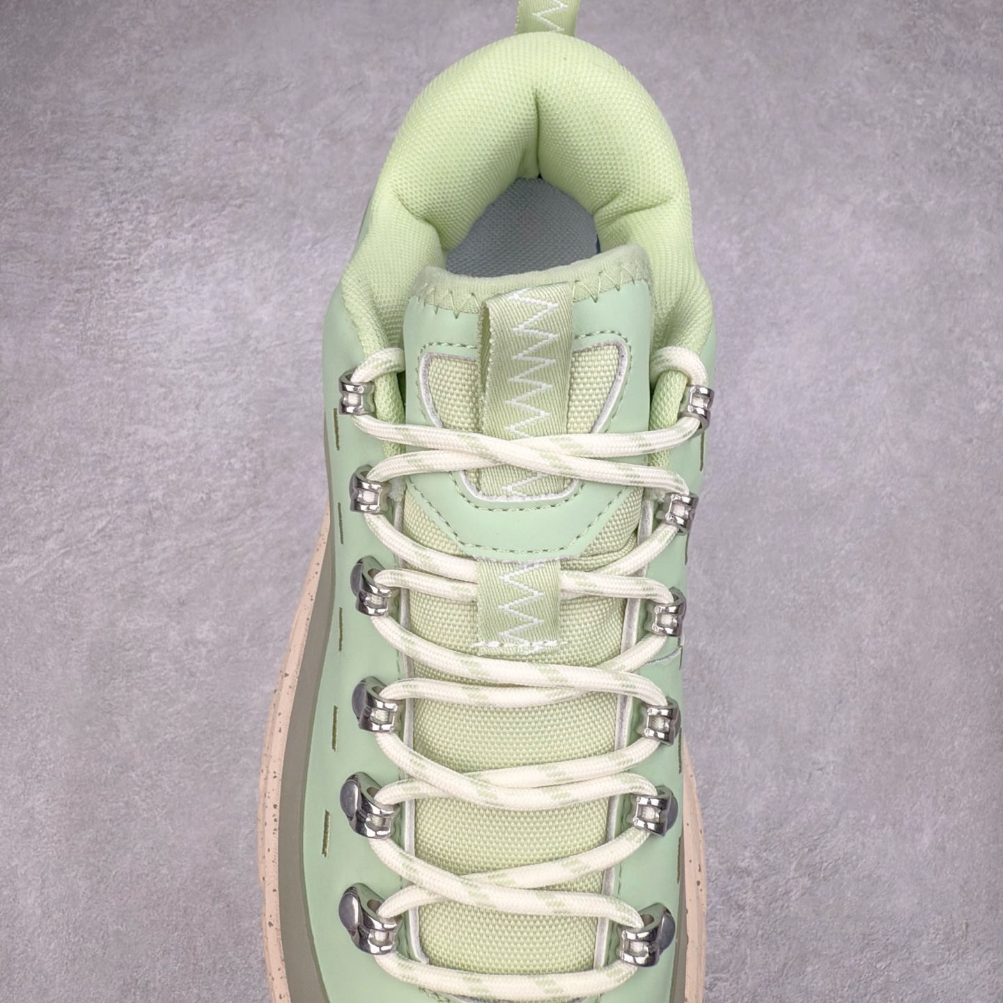 图片[5]-HOKA ONE ONE Tor Summit TP 舒适百搭防滑耐磨低帮跑步鞋 HOKA ONE ONE是来自美国的跑步鞋知名品牌，创立于2009年，始终致力于为所有跑者提供更新、更好的跑步装备。相比常规跑鞋，HOKA ONE ONE特别研发使用性能独特的几何形跑鞋中底，此种鞋底更厚、更高、回弹性也更好，除了卓越的缓冲性能，它还能为各种阶段的跑者带来更具动感、更加稳定的跑步体验。HOKAONE ONE从设计之初就清楚意识到，要保证跑者步幅的均匀一致，双脚自然而然的运动至关重要。实拍调校N版已经零色差零失真 百分百还原实物色彩所见即所得 不存在货不对板色差等低级问题 选购参考实物拍摄 不混卖不参货 只用心做好货严格选品 承诺混一赔十 尺码：36 36.5 37.5 38 38.5 39 40 40.5 41 42 42.5 43 44 44.5 45-选品中心