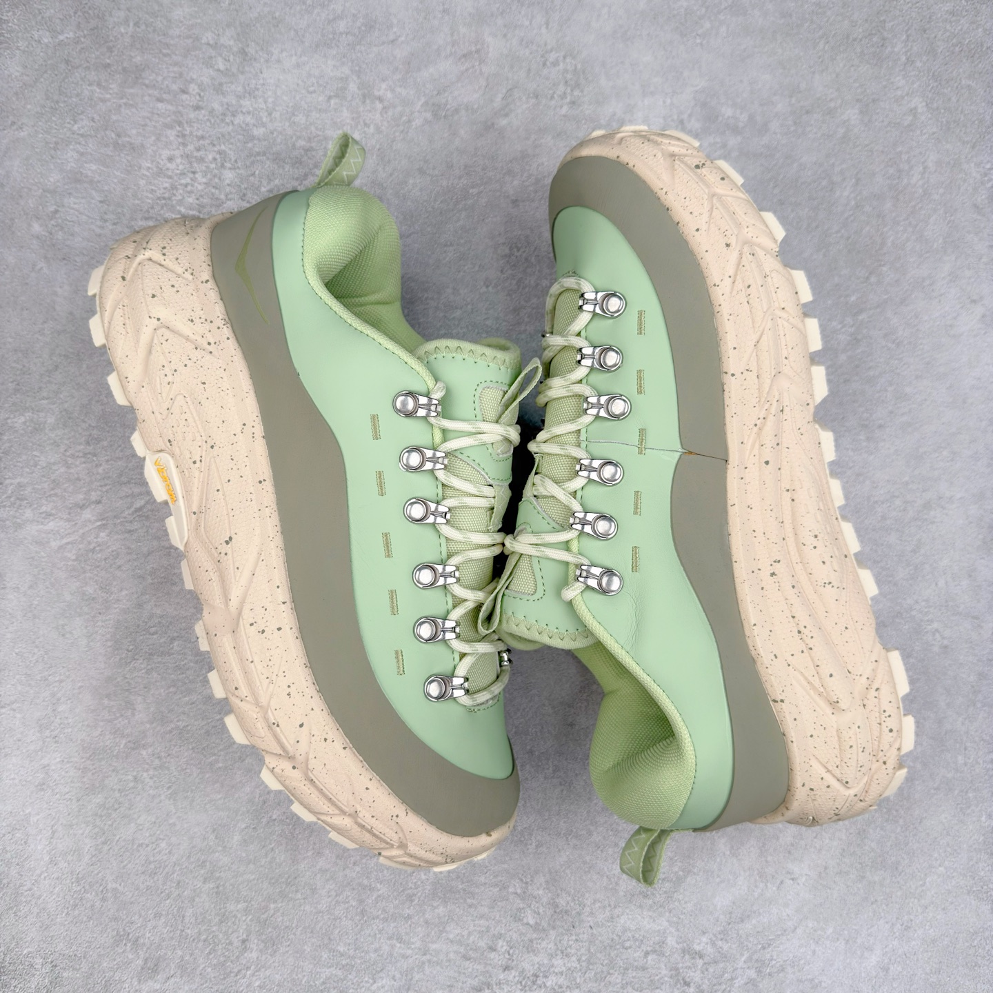 图片[3]-HOKA ONE ONE Tor Summit TP 舒适百搭防滑耐磨低帮跑步鞋 HOKA ONE ONE是来自美国的跑步鞋知名品牌，创立于2009年，始终致力于为所有跑者提供更新、更好的跑步装备。相比常规跑鞋，HOKA ONE ONE特别研发使用性能独特的几何形跑鞋中底，此种鞋底更厚、更高、回弹性也更好，除了卓越的缓冲性能，它还能为各种阶段的跑者带来更具动感、更加稳定的跑步体验。HOKAONE ONE从设计之初就清楚意识到，要保证跑者步幅的均匀一致，双脚自然而然的运动至关重要。实拍调校N版已经零色差零失真 百分百还原实物色彩所见即所得 不存在货不对板色差等低级问题 选购参考实物拍摄 不混卖不参货 只用心做好货严格选品 承诺混一赔十 尺码：36 36.5 37.5 38 38.5 39 40 40.5 41 42 42.5 43 44 44.5 45-选品中心