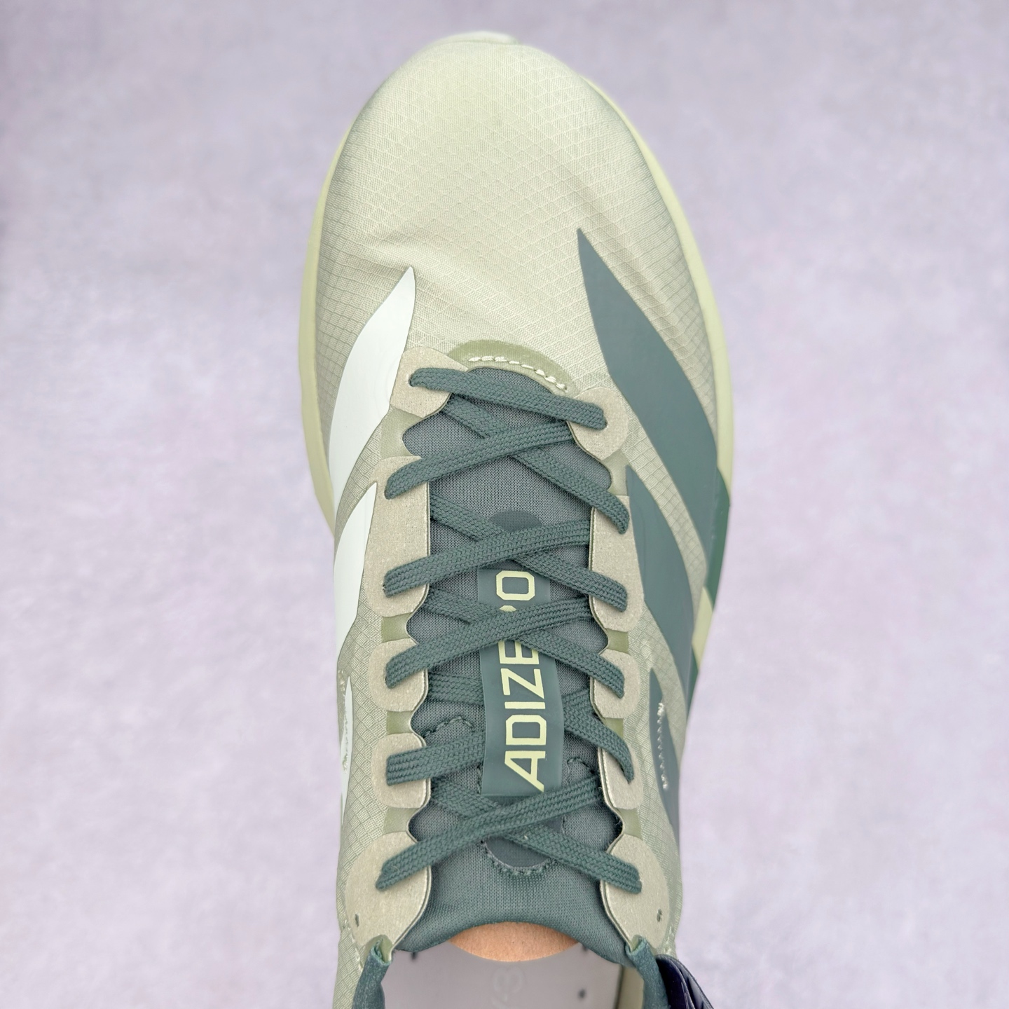 图片[4]-Y-3 Adizero Adios 9 时尚简约舒适潮流 织物耐磨低帮跑步鞋 JS3138 Y-3，这个由世界顶级设计师山本耀司（YohjiYamamoto）担任创意总监与adidas合作的全新品牌正式于2006春夏进入中国。品牌的Y代表YohjiYamamoto，而3则代表adidas三条线的logo。创意总监山本耀司将其个人品牌的简洁、极具设计感的风格融入Y-3，完美地给我们展现一个高档时尚的运动品牌形象。朴实与冷静是Y-3的基本形象概念。Y-3的时尚本质是运动的，被誉为“黑色魔法师\\\”的山本耀司使传统运动品牌adidas赫然跃上了Fashion的版面，运动装从此也登上大雅之堂。尺码：35.5 36 36.5 37 38 38.5 39 40 40.5 41 42 42.5 43 44 44.5 45-选品中心