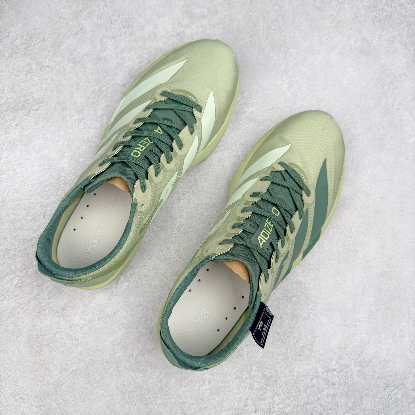 图片[3]-Y-3 Adizero Adios 9 时尚简约舒适潮流 织物耐磨低帮跑步鞋 JS3138 Y-3，这个由世界顶级设计师山本耀司（YohjiYamamoto）担任创意总监与adidas合作的全新品牌正式于2006春夏进入中国。品牌的Y代表YohjiYamamoto，而3则代表adidas三条线的logo。创意总监山本耀司将其个人品牌的简洁、极具设计感的风格融入Y-3，完美地给我们展现一个高档时尚的运动品牌形象。朴实与冷静是Y-3的基本形象概念。Y-3的时尚本质是运动的，被誉为“黑色魔法师\\\”的山本耀司使传统运动品牌adidas赫然跃上了Fashion的版面，运动装从此也登上大雅之堂。尺码：35.5 36 36.5 37 38 38.5 39 40 40.5 41 42 42.5 43 44 44.5 45-选品中心