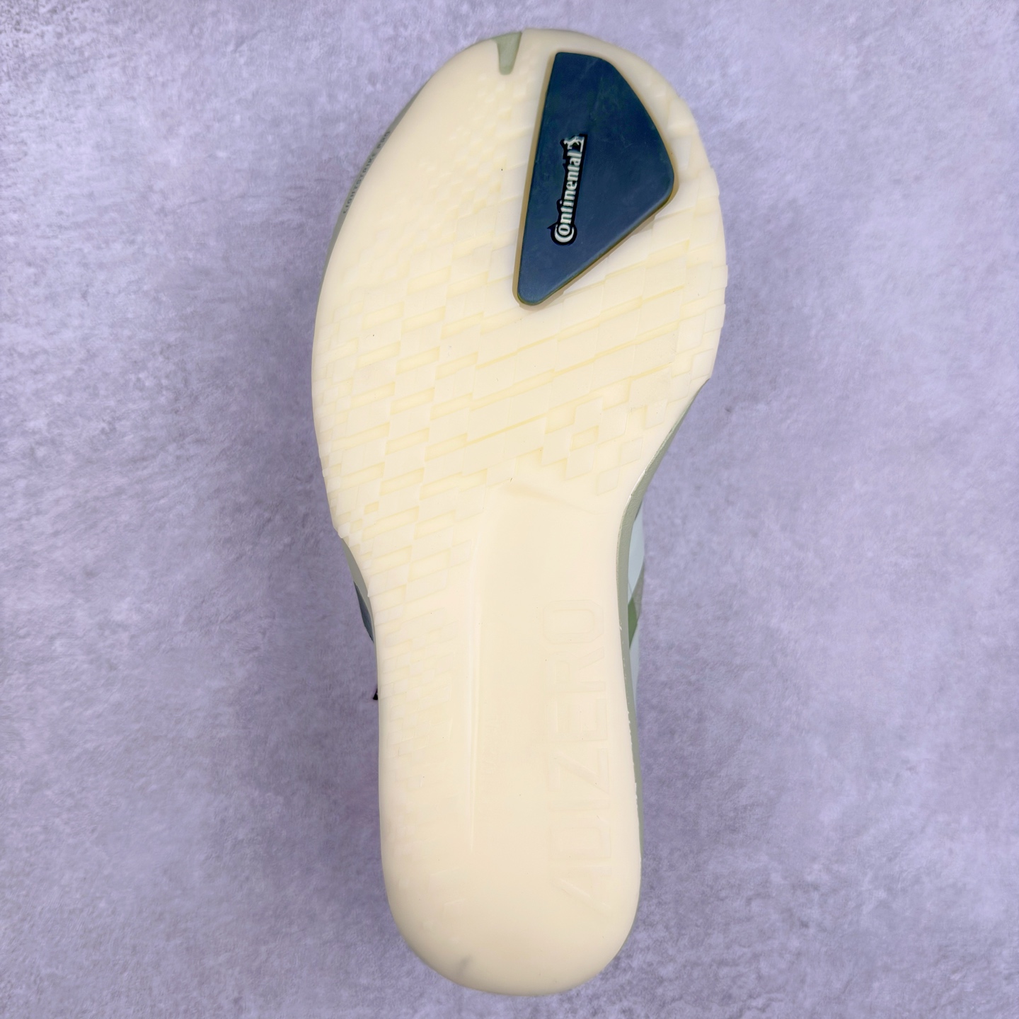 图片[9]-Y-3 Adizero Adios 9 时尚简约舒适潮流 织物耐磨低帮跑步鞋 JS3138 Y-3，这个由世界顶级设计师山本耀司（YohjiYamamoto）担任创意总监与adidas合作的全新品牌正式于2006春夏进入中国。品牌的Y代表YohjiYamamoto，而3则代表adidas三条线的logo。创意总监山本耀司将其个人品牌的简洁、极具设计感的风格融入Y-3，完美地给我们展现一个高档时尚的运动品牌形象。朴实与冷静是Y-3的基本形象概念。Y-3的时尚本质是运动的，被誉为“黑色魔法师\\\”的山本耀司使传统运动品牌adidas赫然跃上了Fashion的版面，运动装从此也登上大雅之堂。尺码：35.5 36 36.5 37 38 38.5 39 40 40.5 41 42 42.5 43 44 44.5 45-选品中心