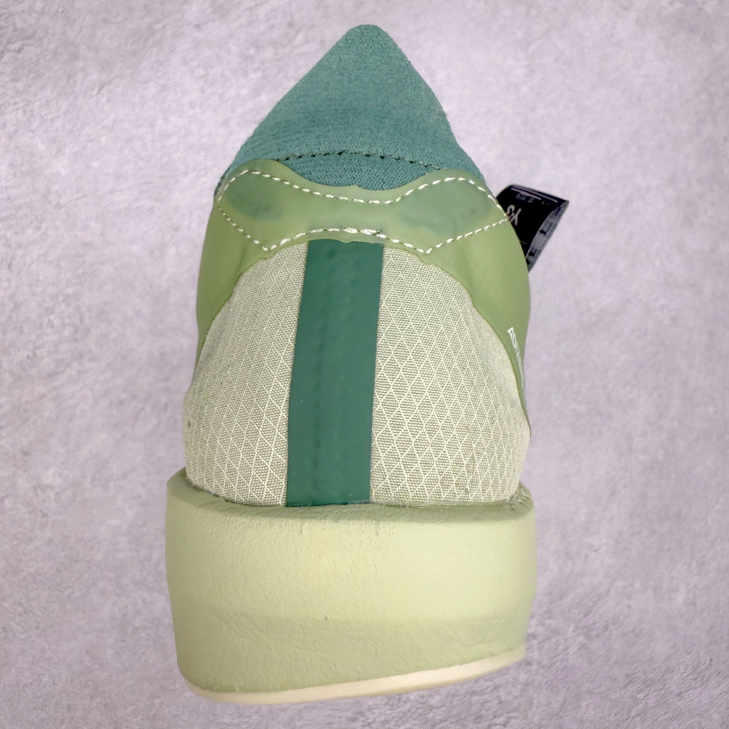 图片[8]-Y-3 Adizero Adios 9 时尚简约舒适潮流 织物耐磨低帮跑步鞋 JS3138 Y-3，这个由世界顶级设计师山本耀司（YohjiYamamoto）担任创意总监与adidas合作的全新品牌正式于2006春夏进入中国。品牌的Y代表YohjiYamamoto，而3则代表adidas三条线的logo。创意总监山本耀司将其个人品牌的简洁、极具设计感的风格融入Y-3，完美地给我们展现一个高档时尚的运动品牌形象。朴实与冷静是Y-3的基本形象概念。Y-3的时尚本质是运动的，被誉为“黑色魔法师\\\”的山本耀司使传统运动品牌adidas赫然跃上了Fashion的版面，运动装从此也登上大雅之堂。尺码：35.5 36 36.5 37 38 38.5 39 40 40.5 41 42 42.5 43 44 44.5 45-选品中心