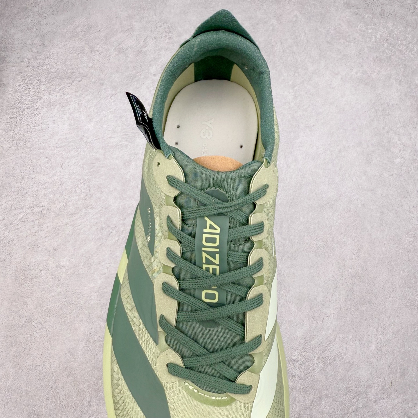 图片[5]-Y-3 Adizero Adios 9 时尚简约舒适潮流 织物耐磨低帮跑步鞋 JS3138 Y-3，这个由世界顶级设计师山本耀司（YohjiYamamoto）担任创意总监与adidas合作的全新品牌正式于2006春夏进入中国。品牌的Y代表YohjiYamamoto，而3则代表adidas三条线的logo。创意总监山本耀司将其个人品牌的简洁、极具设计感的风格融入Y-3，完美地给我们展现一个高档时尚的运动品牌形象。朴实与冷静是Y-3的基本形象概念。Y-3的时尚本质是运动的，被誉为“黑色魔法师\\\”的山本耀司使传统运动品牌adidas赫然跃上了Fashion的版面，运动装从此也登上大雅之堂。尺码：35.5 36 36.5 37 38 38.5 39 40 40.5 41 42 42.5 43 44 44.5 45-选品中心