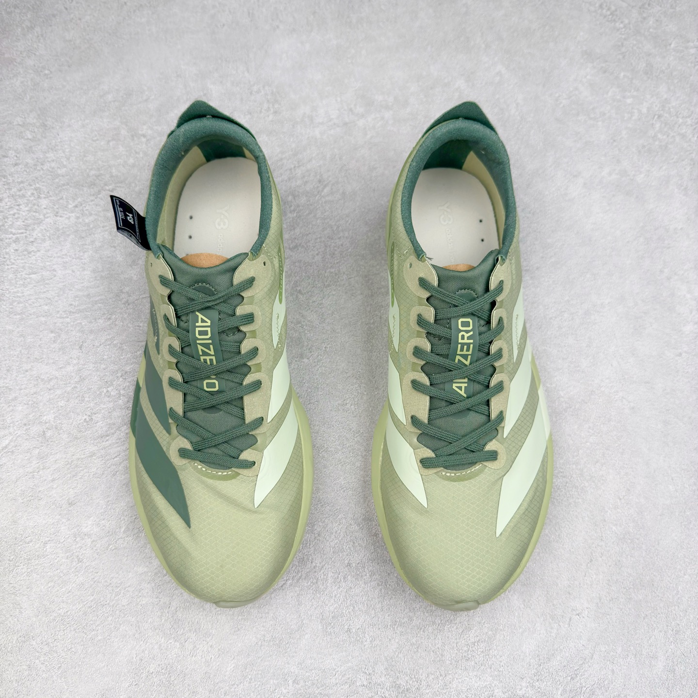 图片[2]-Y-3 Adizero Adios 9 时尚简约舒适潮流 织物耐磨低帮跑步鞋 JS3138 Y-3，这个由世界顶级设计师山本耀司（YohjiYamamoto）担任创意总监与adidas合作的全新品牌正式于2006春夏进入中国。品牌的Y代表YohjiYamamoto，而3则代表adidas三条线的logo。创意总监山本耀司将其个人品牌的简洁、极具设计感的风格融入Y-3，完美地给我们展现一个高档时尚的运动品牌形象。朴实与冷静是Y-3的基本形象概念。Y-3的时尚本质是运动的，被誉为“黑色魔法师\\\”的山本耀司使传统运动品牌adidas赫然跃上了Fashion的版面，运动装从此也登上大雅之堂。尺码：35.5 36 36.5 37 38 38.5 39 40 40.5 41 42 42.5 43 44 44.5 45-选品中心