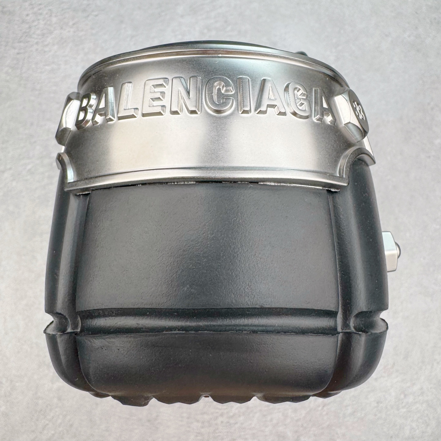 图片[8]-＃GD广顶 BALENCIAGA x Crocs HardCrocs Sandal 巴黎世家哈德系列穆勒风松糕厚底夏季沙滩涉水百搭潮流系带休闲拖鞋式凉鞋”黑银金属铆钉”687398 W1S8N 1081 • 橡胶• 穆勒鞋• 圆头• 10毫米足弓• 110毫米厚底• 扣带凹印 Balenciaga 品牌标识• 正面和背面银色金属装饰并凹印BB Balenciaga品牌标识• 圆钉镌刻BB标识• 同色系鞋底和鞋垫 奢侈品牌「Balenciaga – 巴黎世家」与休闲鞋品牌「Crocs – 卡骆驰」合作打造的春夏系列鞋款「HardCrocs™」正式迎来发售。延续潮流，「HardCrocs™」在鞋款设计上以11公分高的厚底呈现巨大廓型，粗犷的外型搭载金属配饰相得益彰，鞋头和鞋跟上印有Balenciaga印花的银色饰牌，彰显其身份，鞋款整个视觉效果看起来大胆且前卫。尺码：36-45-选品中心