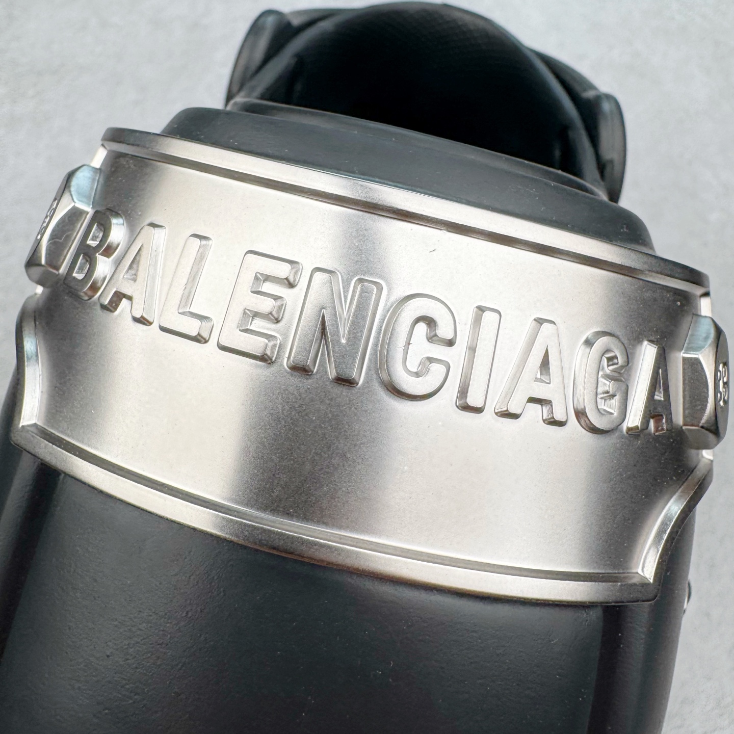 图片[18]-＃GD广顶 BALENCIAGA x Crocs HardCrocs Sandal 巴黎世家哈德系列穆勒风松糕厚底夏季沙滩涉水百搭潮流系带休闲拖鞋式凉鞋”黑银金属铆钉”687398 W1S8N 1081 • 橡胶• 穆勒鞋• 圆头• 10毫米足弓• 110毫米厚底• 扣带凹印 Balenciaga 品牌标识• 正面和背面银色金属装饰并凹印BB Balenciaga品牌标识• 圆钉镌刻BB标识• 同色系鞋底和鞋垫 奢侈品牌「Balenciaga – 巴黎世家」与休闲鞋品牌「Crocs – 卡骆驰」合作打造的春夏系列鞋款「HardCrocs™」正式迎来发售。延续潮流，「HardCrocs™」在鞋款设计上以11公分高的厚底呈现巨大廓型，粗犷的外型搭载金属配饰相得益彰，鞋头和鞋跟上印有Balenciaga印花的银色饰牌，彰显其身份，鞋款整个视觉效果看起来大胆且前卫。尺码：36-45-选品中心